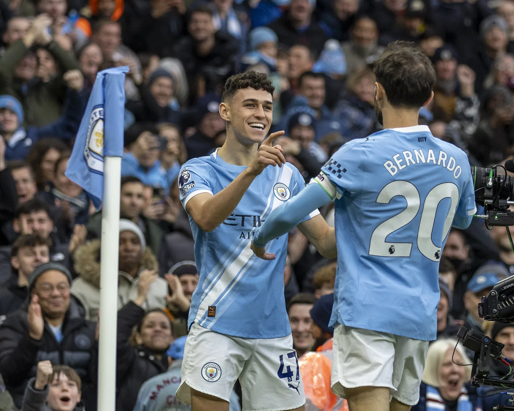 Etihad ontploft: City ontsnapt dankzij Foden aan derde puntenverlies op rij