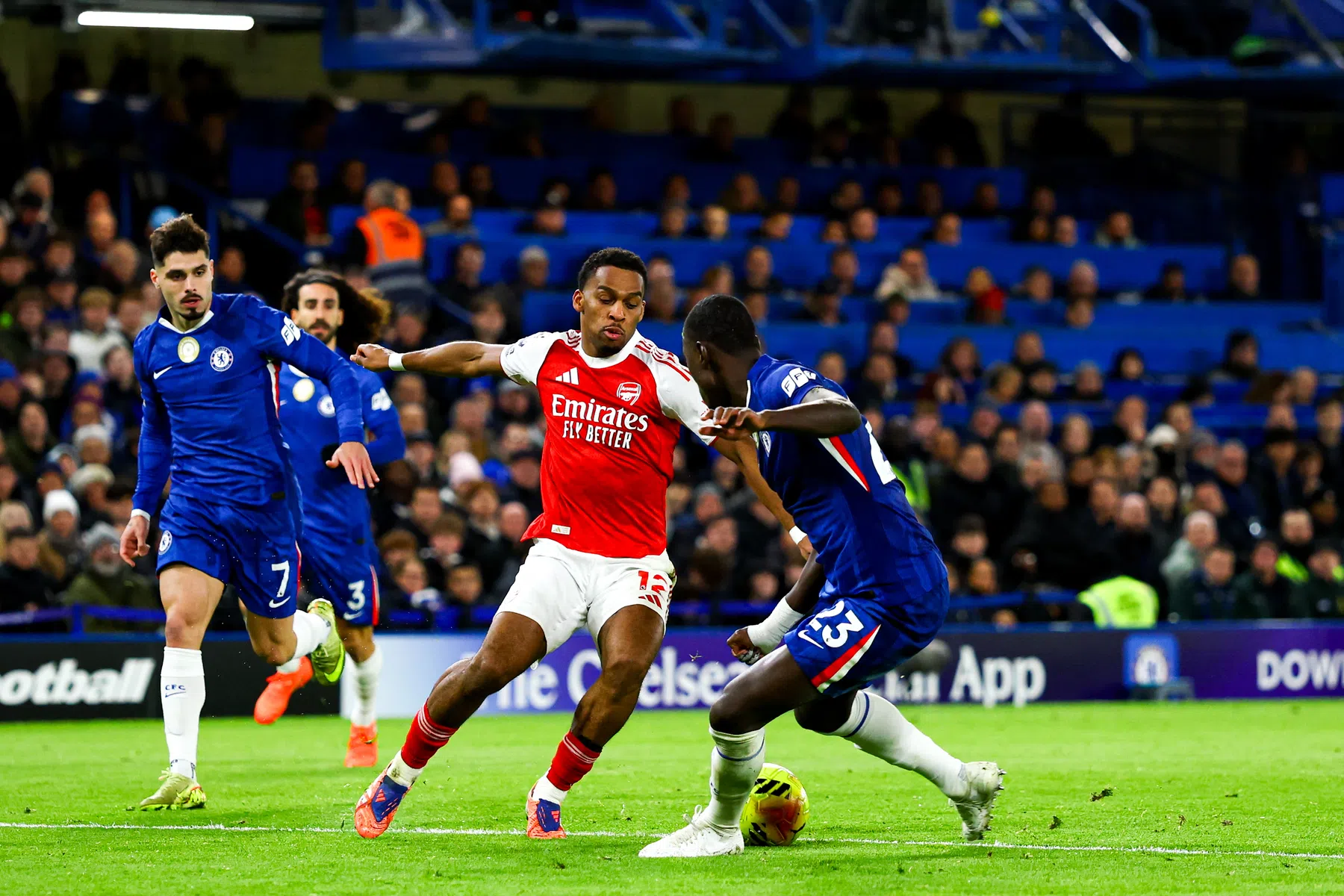 Arsenal bijt zich stuk op tiental Chelsea en ziet voorsprong slinken