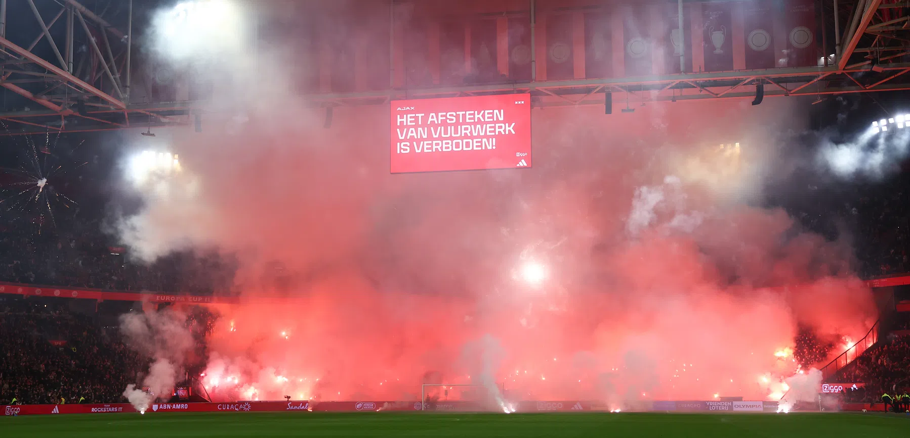 Gitzwarte avond in Amsterdam: duel tussen Ajax en FC Groningen definitief gestaakt