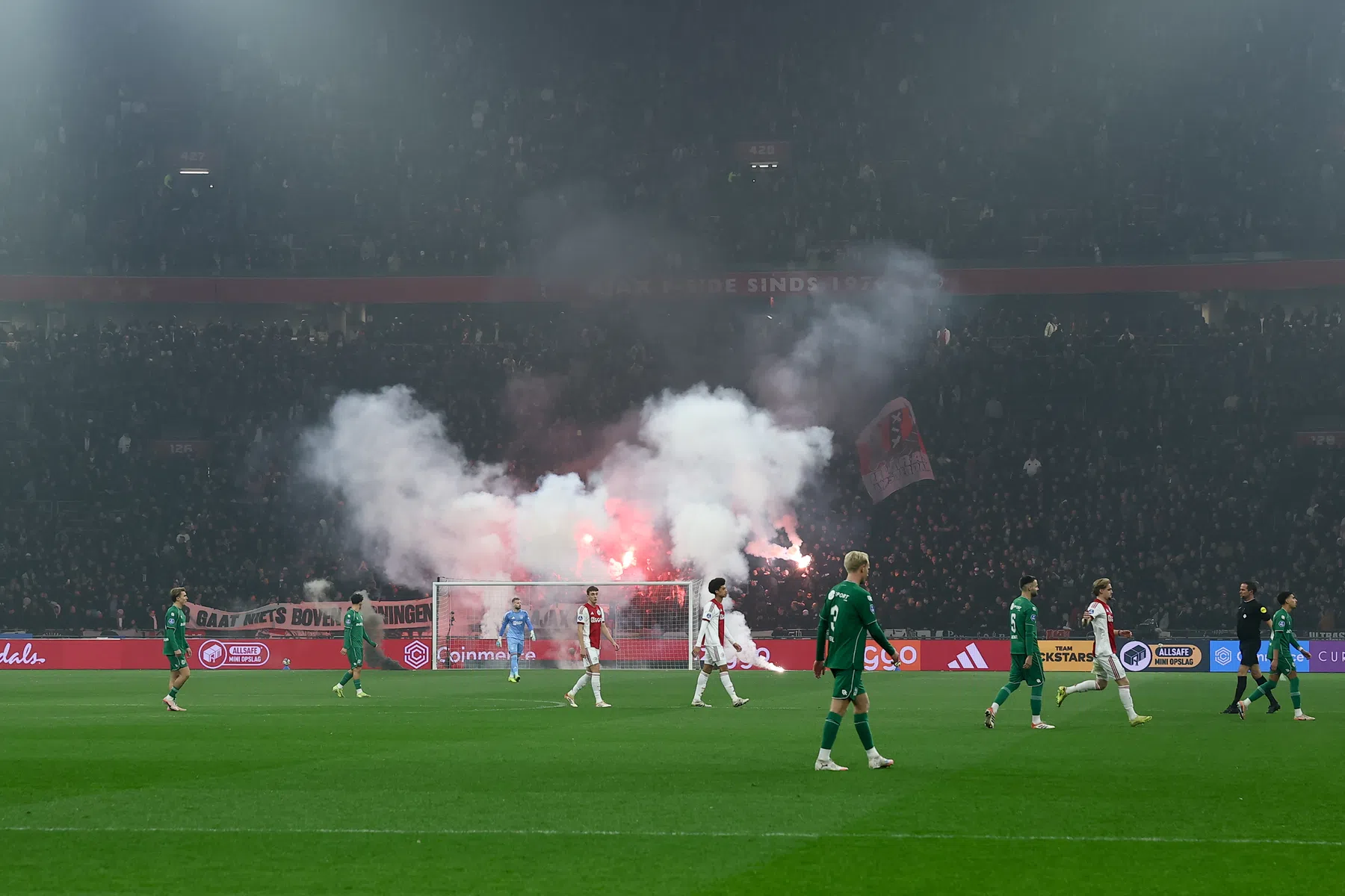 Ajax biedt excuses aan: 'Overvallen door de omvang en het type vuurwerk'