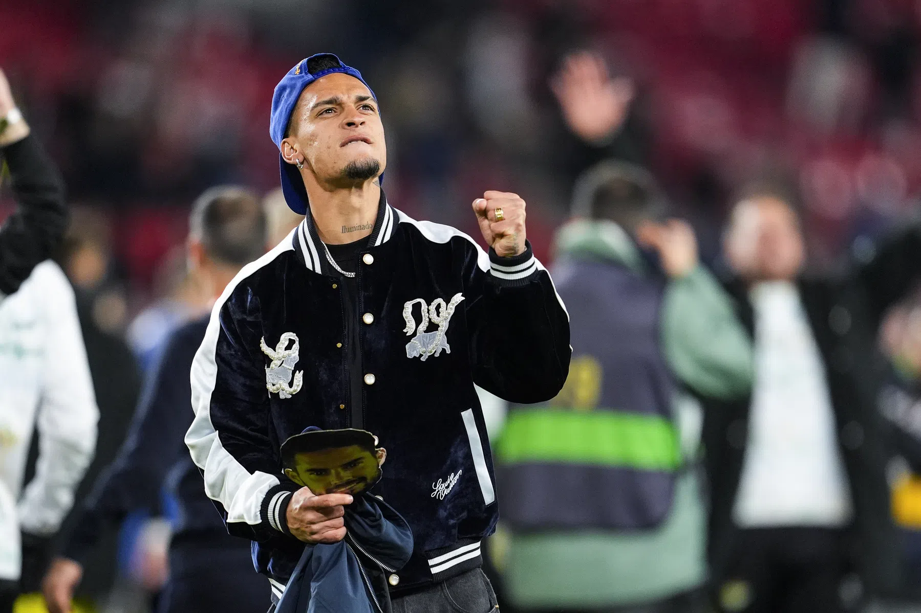 Geschorste Antony krijgt het bij derby aan de stok met Sevilla-fans