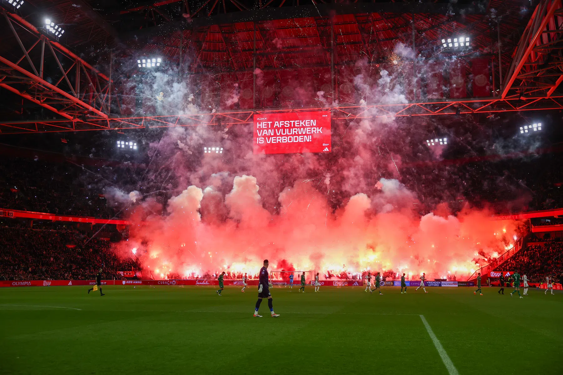 Buitenlandse media spreken schande van uit de hand gelopen 'pyroshow' bij Ajax
