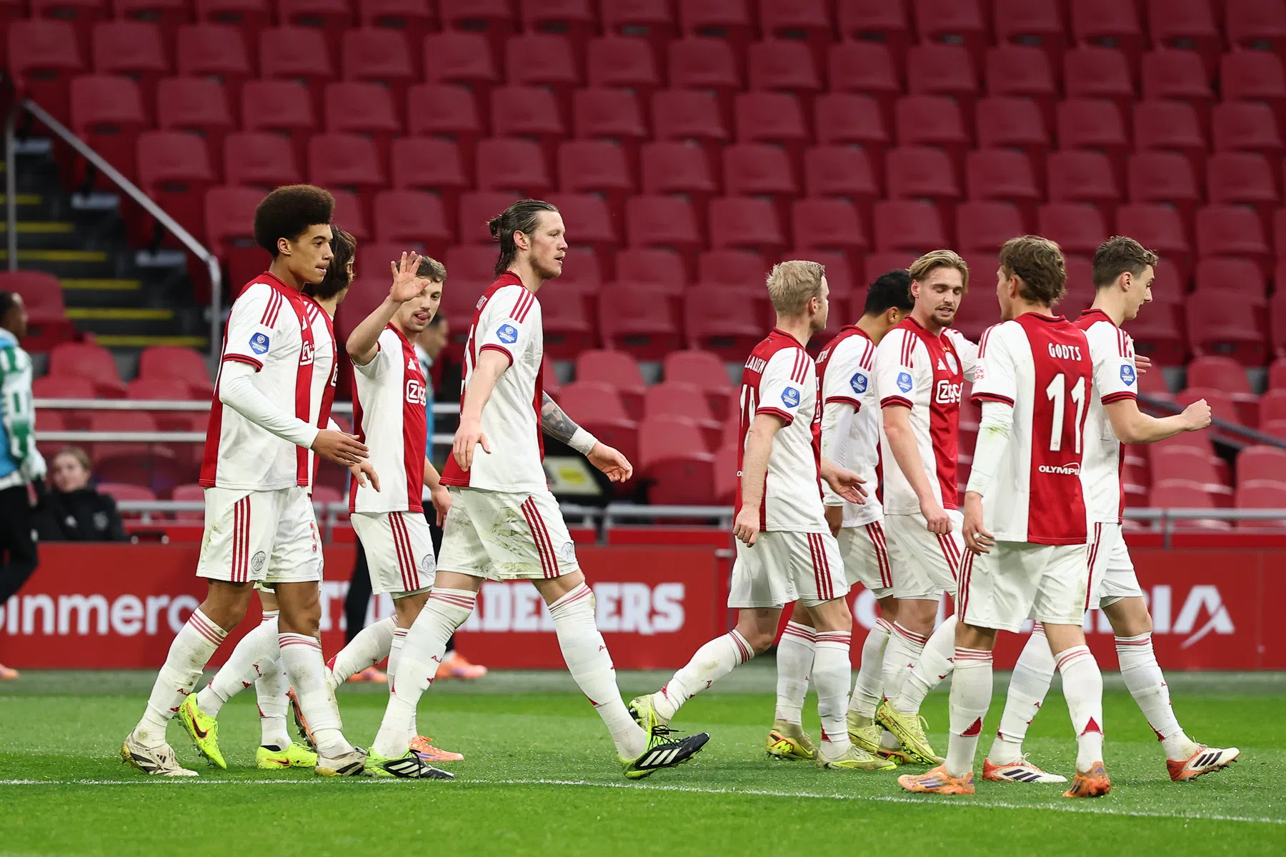 Ajax wint in lege Johan Cruijff Arena eerste wedstrijd sinds 26 oktober