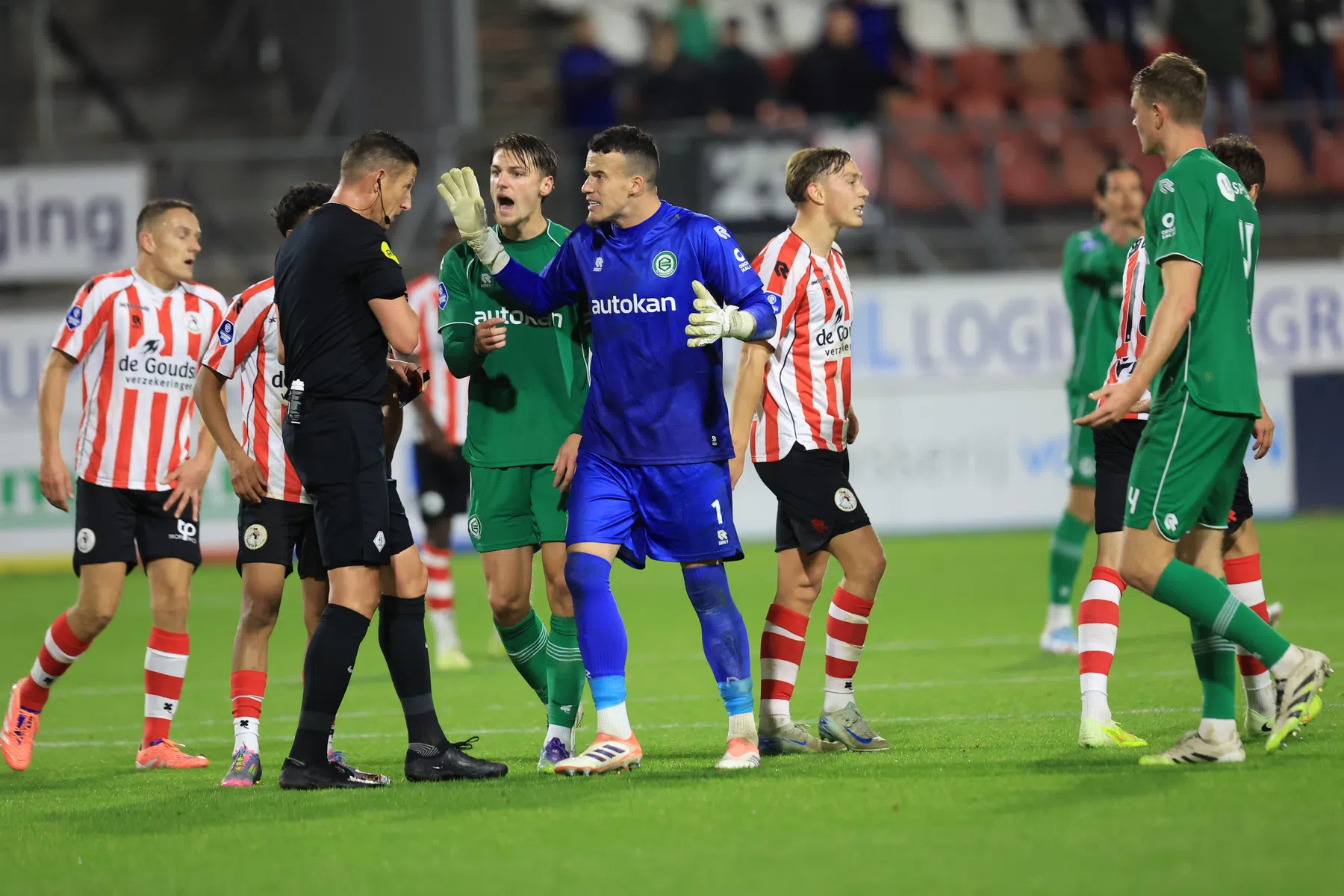 Vaessen (FC Groningen) ziet rode kaart geseponeerd worden