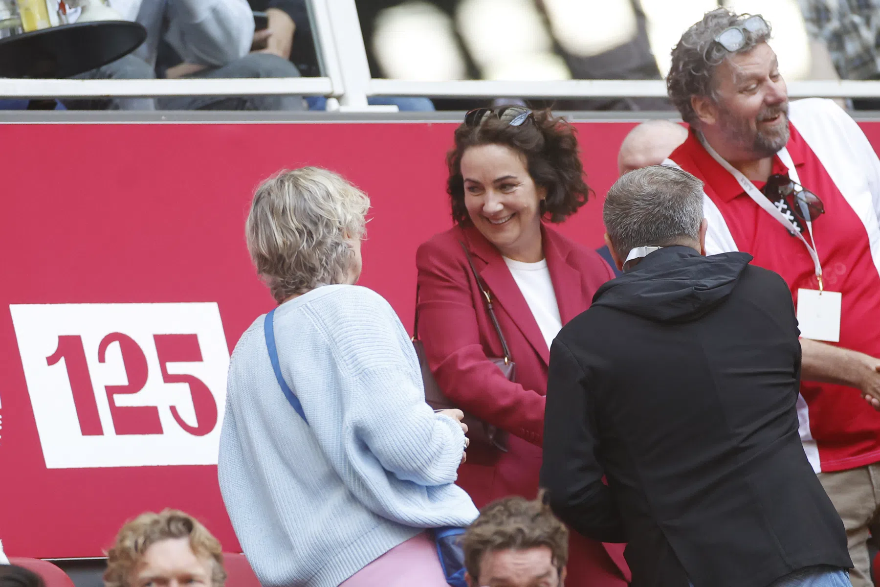 Halsema kondigt onderzoek aan naar vuurwerk bij Ajax