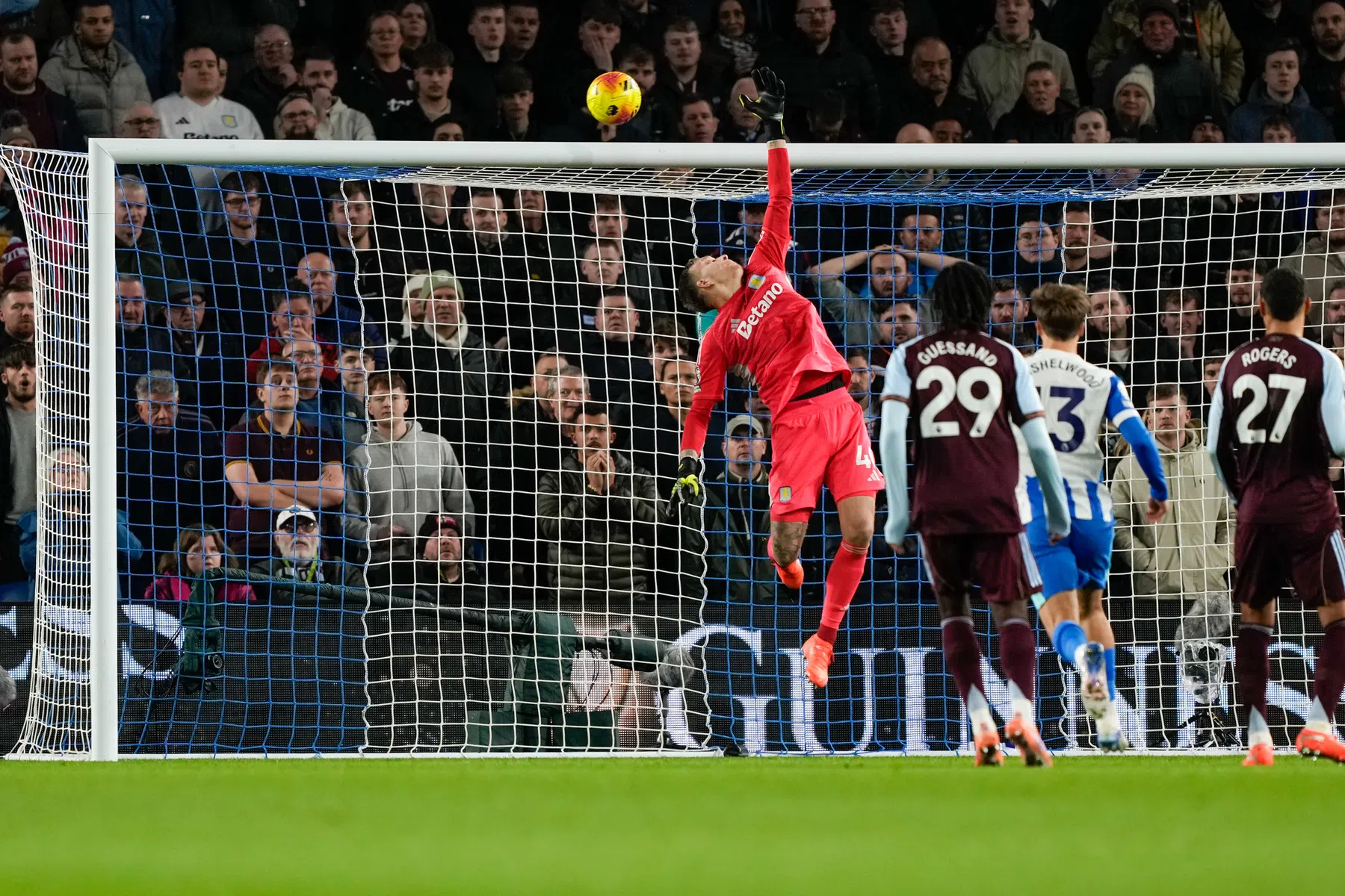 Bizot krijgt de bloemen na Engelse 'seven-goal thriller' met acht Nederlanders