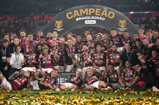 Thumbnail for article: Vijf prijzen in veertien maanden: Filipe Luís leidt Flamengo ook naar landstitel