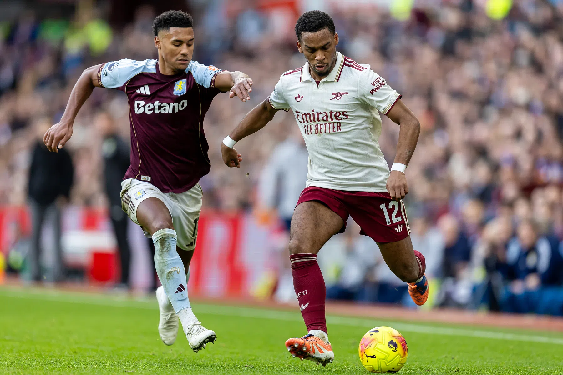 Koploper Arsenal verliest op Villa Park door treffer in allerlaatste seconde