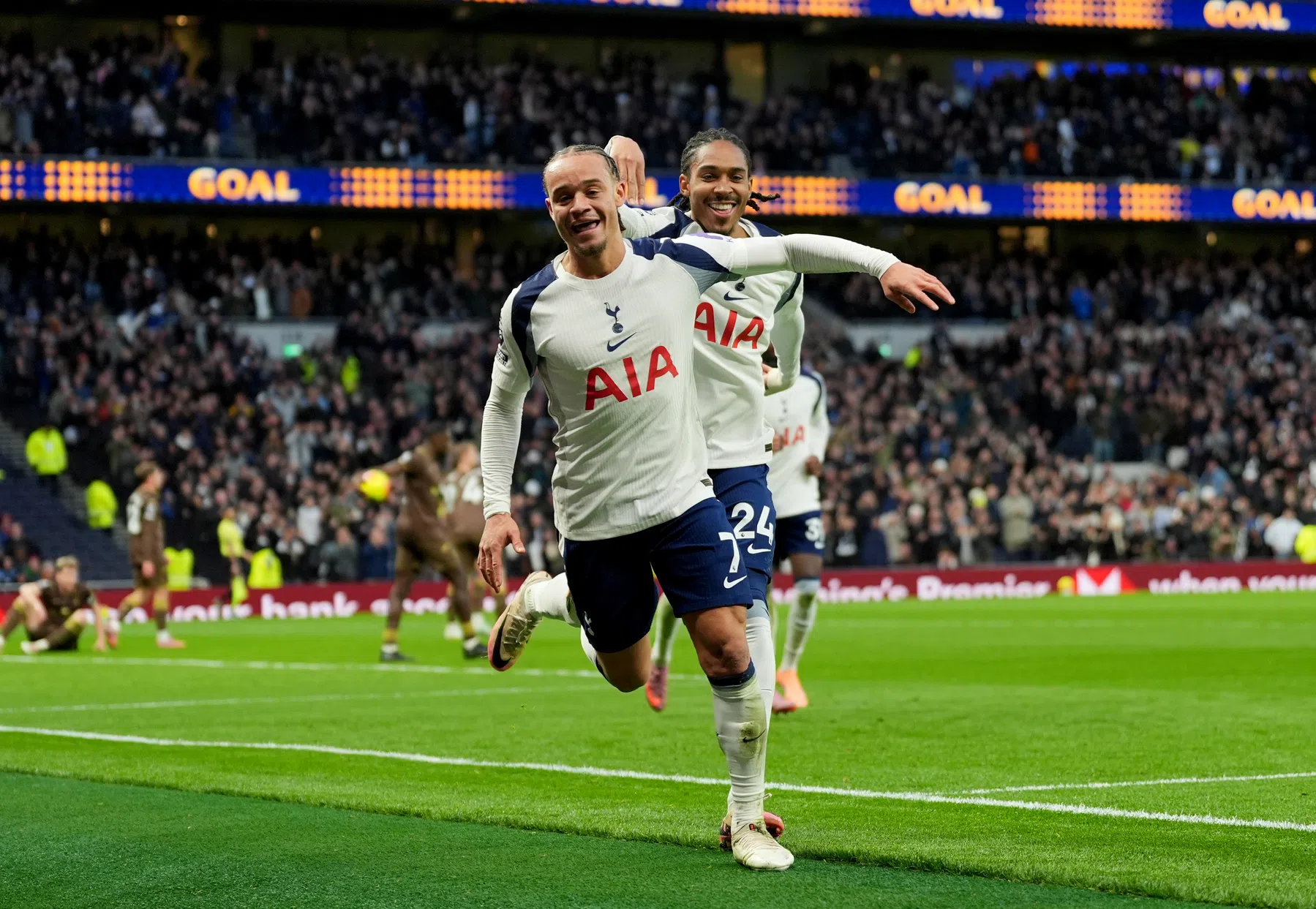 Engelse media vol lof over 'magische' Simons: 'Bewijst een game-changer te zijn'