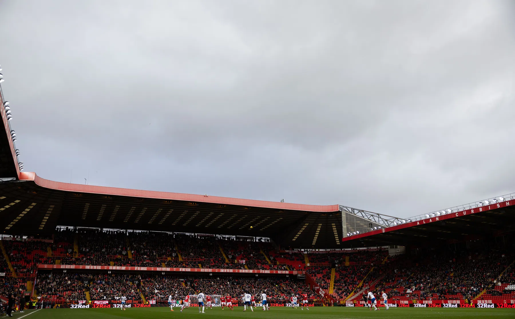 Tragedie bij Charlton - Portsmouth: supporter overlijdt tijdens wedstrijd