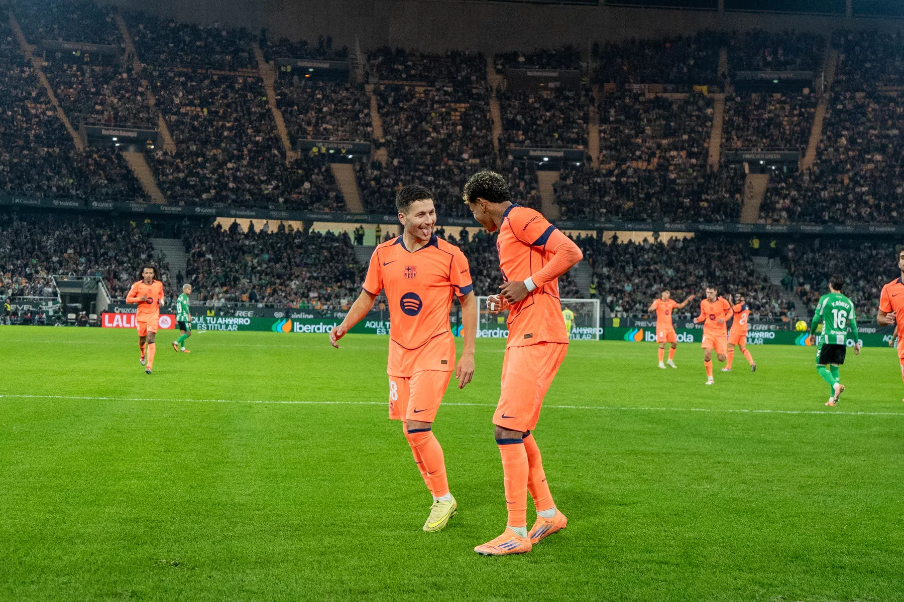 De Jong maakt rentree bij Barça tijdens doelpuntenfestijn met Real Betis