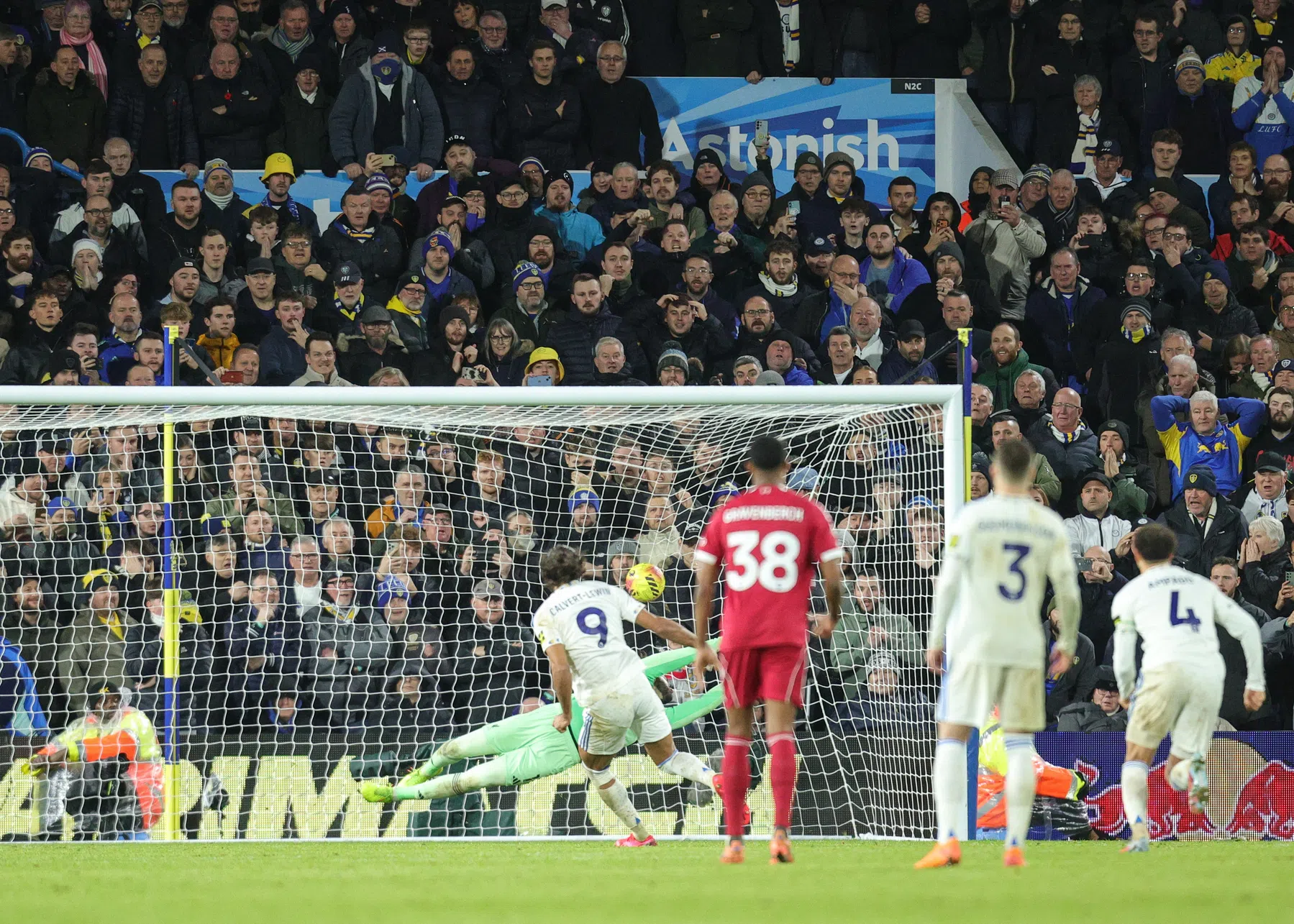 Diep in de extra tijd gaat het in Leeds wéér mis voor Liverpool