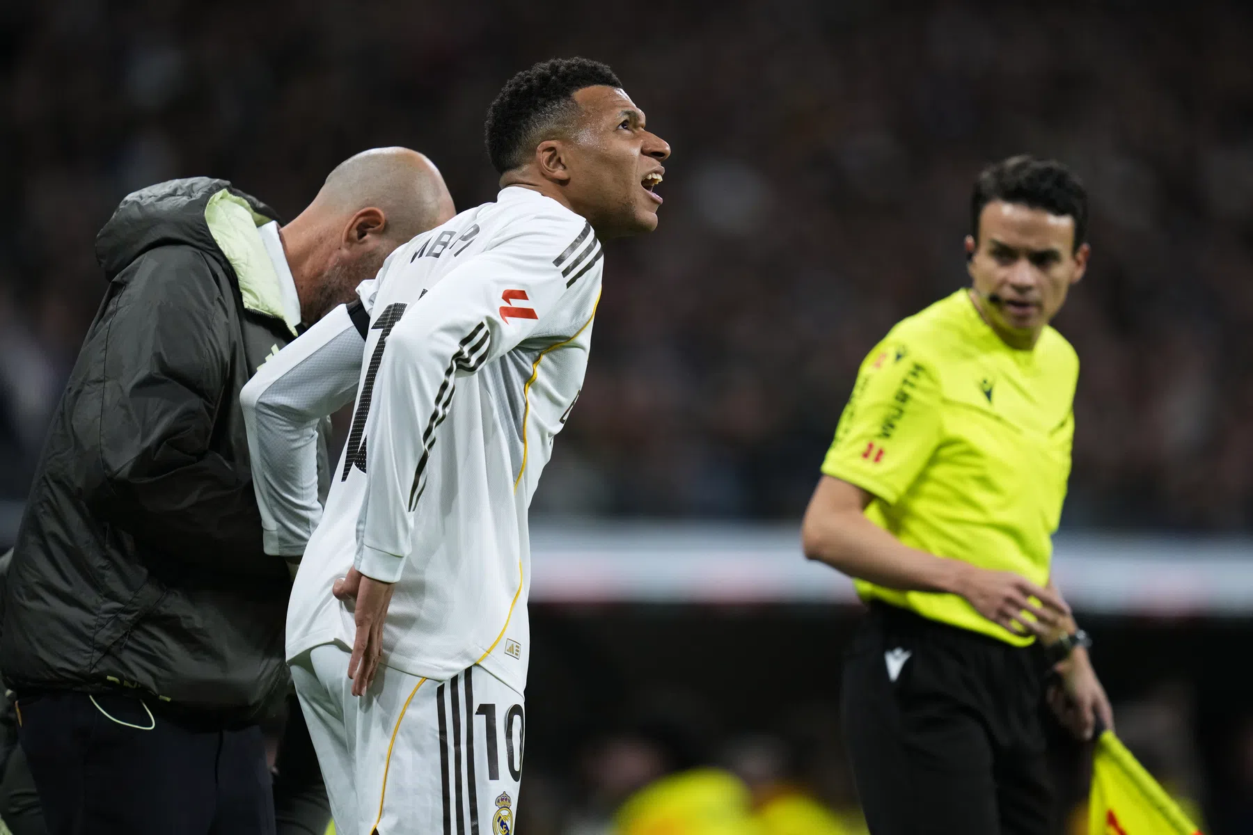 Rood aangelopen Real Madrid blijft maar morsen en ziet Barcelona gat slaan