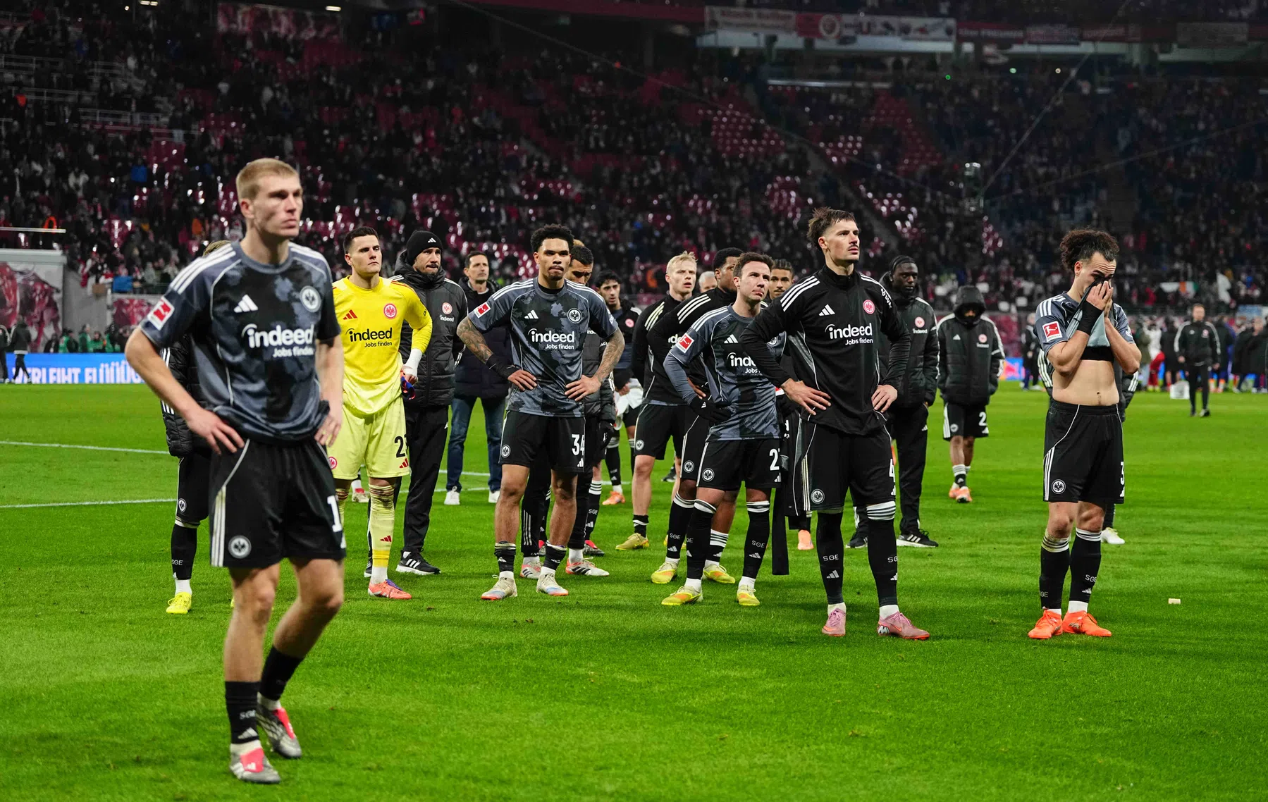 'Eintracht Frankfurt ontslaat teamdokter vanwege behandelen tegenstander'