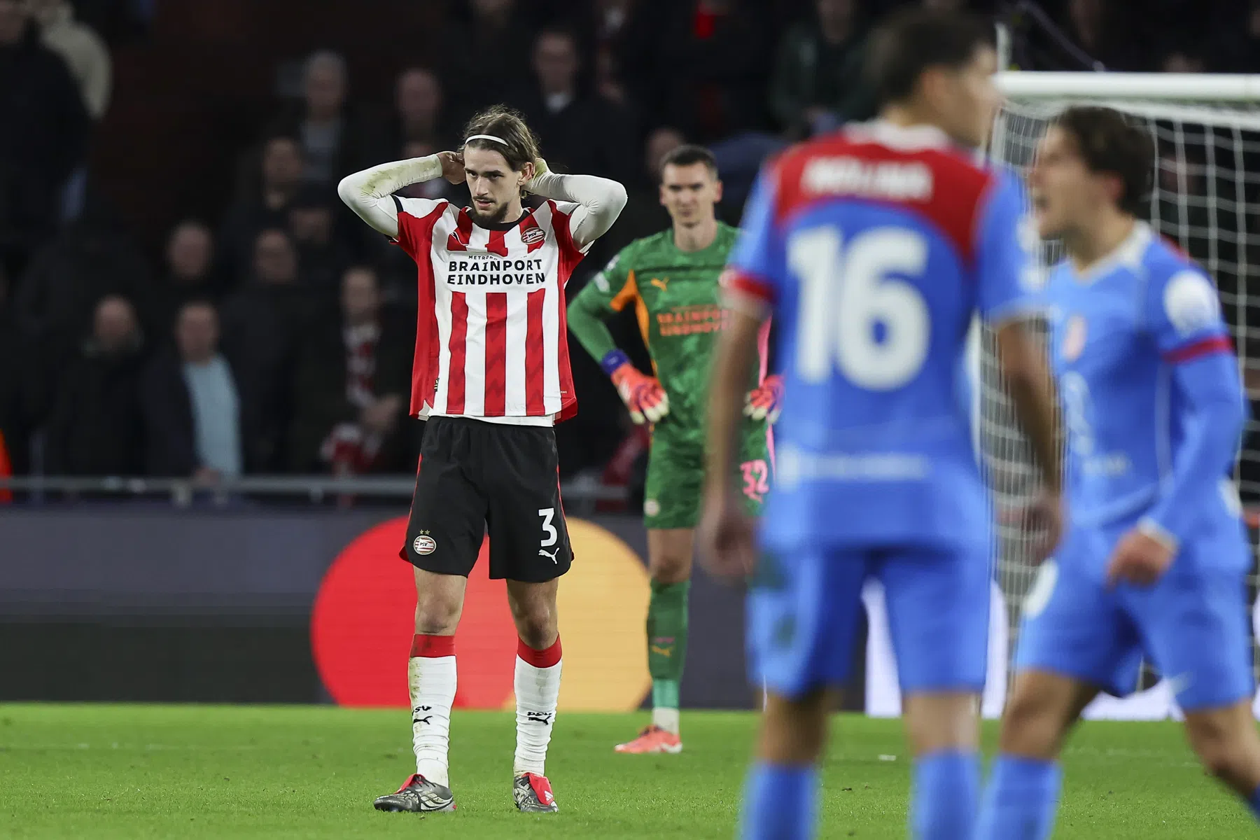 Ongeloof na geschutter PSV-verdediger Gasiorowski: 'Zo ongelofelijk dom'