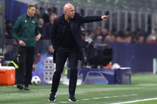 Carragher prijst Slot, fans scanderen massaal naam van geplaagde manager