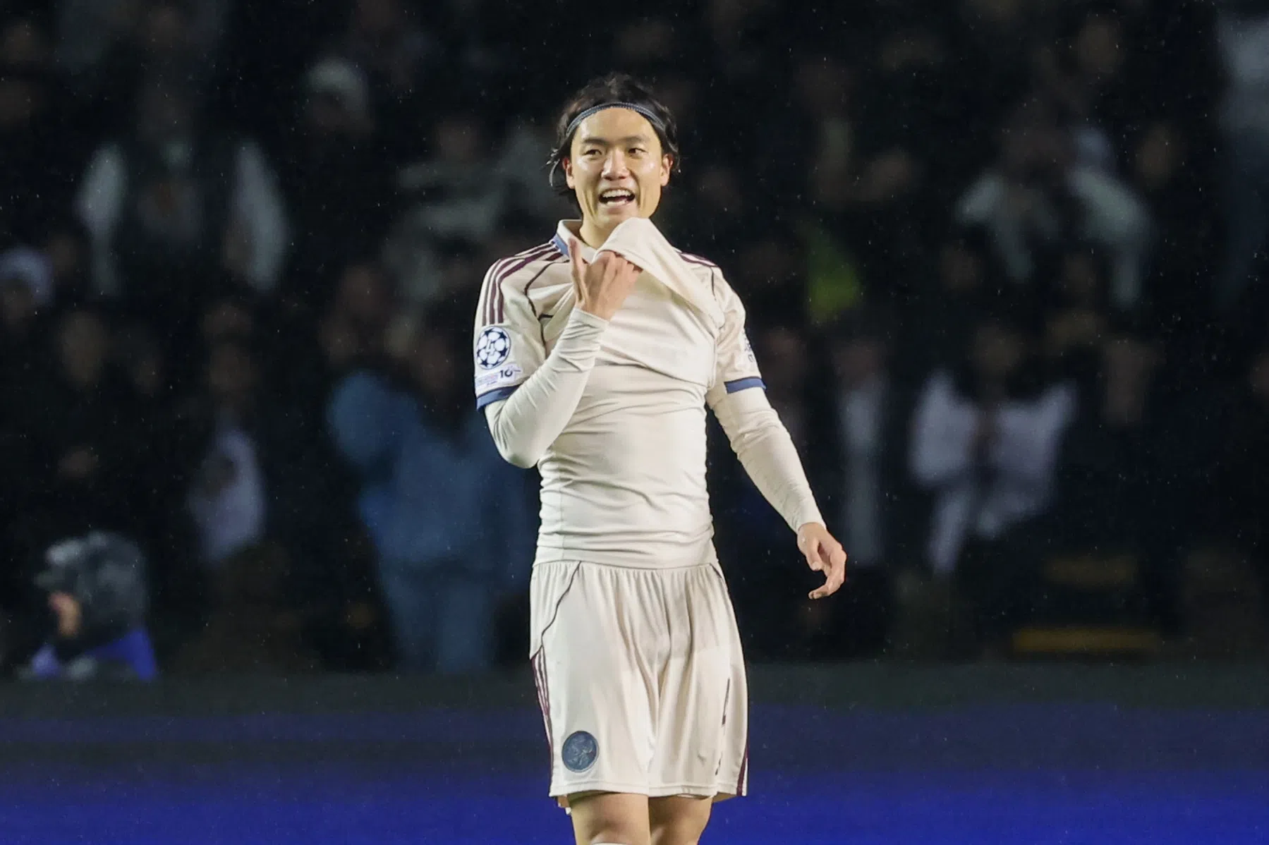 Itakura ondanks zege Ajax kop van jut: 'Hij kan gewoon niet voetballen'