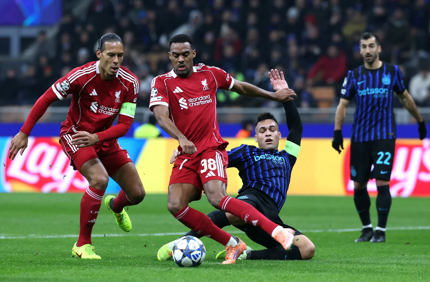 Gravenberch oogst lof in Engeland en gaat in op situatie met Salah