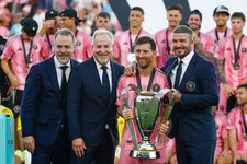 Thumbnail for article: Messi onthult megastandbeeld tijdens GOAT-tour