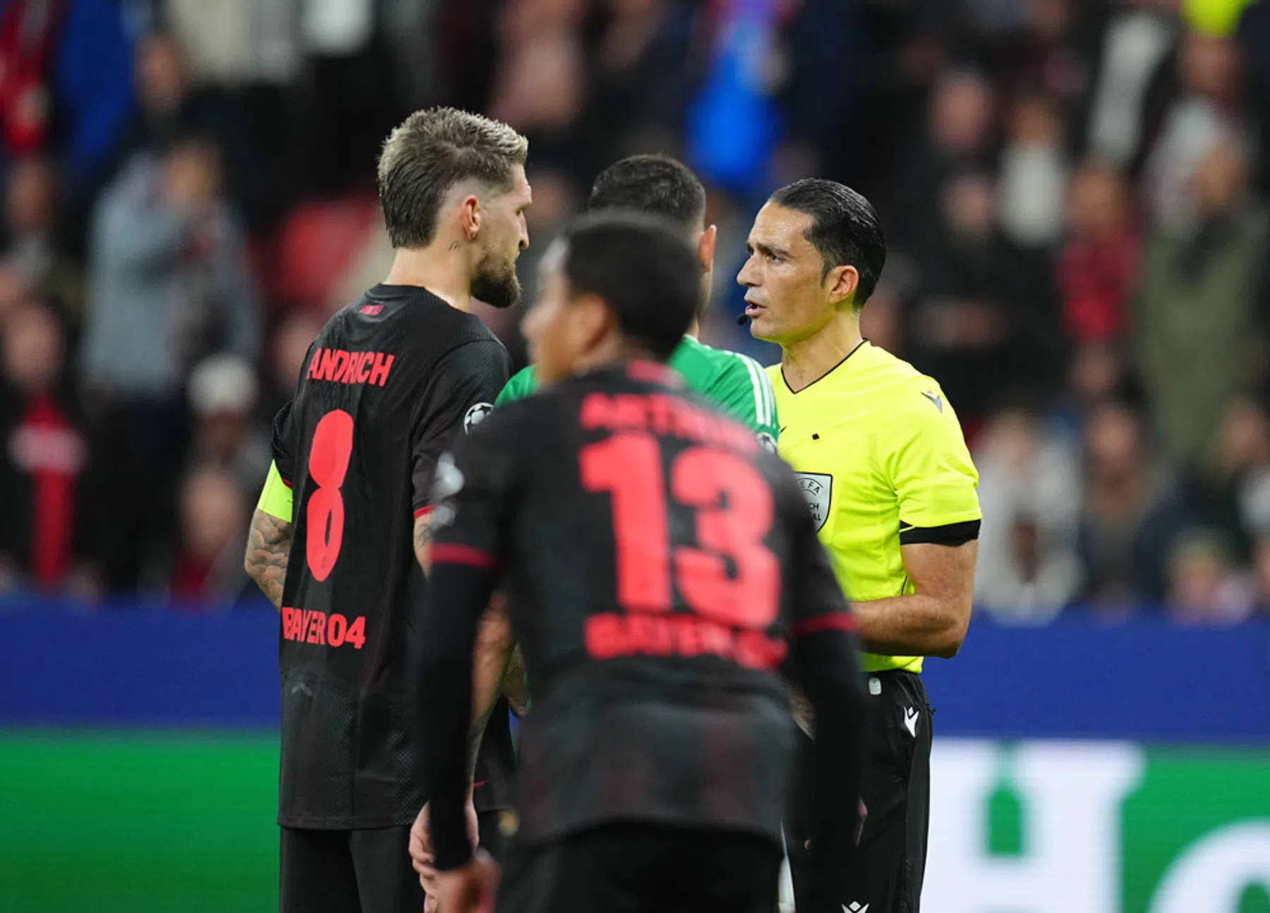 Leverkusen kritisch op Nederlandse arbitrage, Flekken schuldbewust