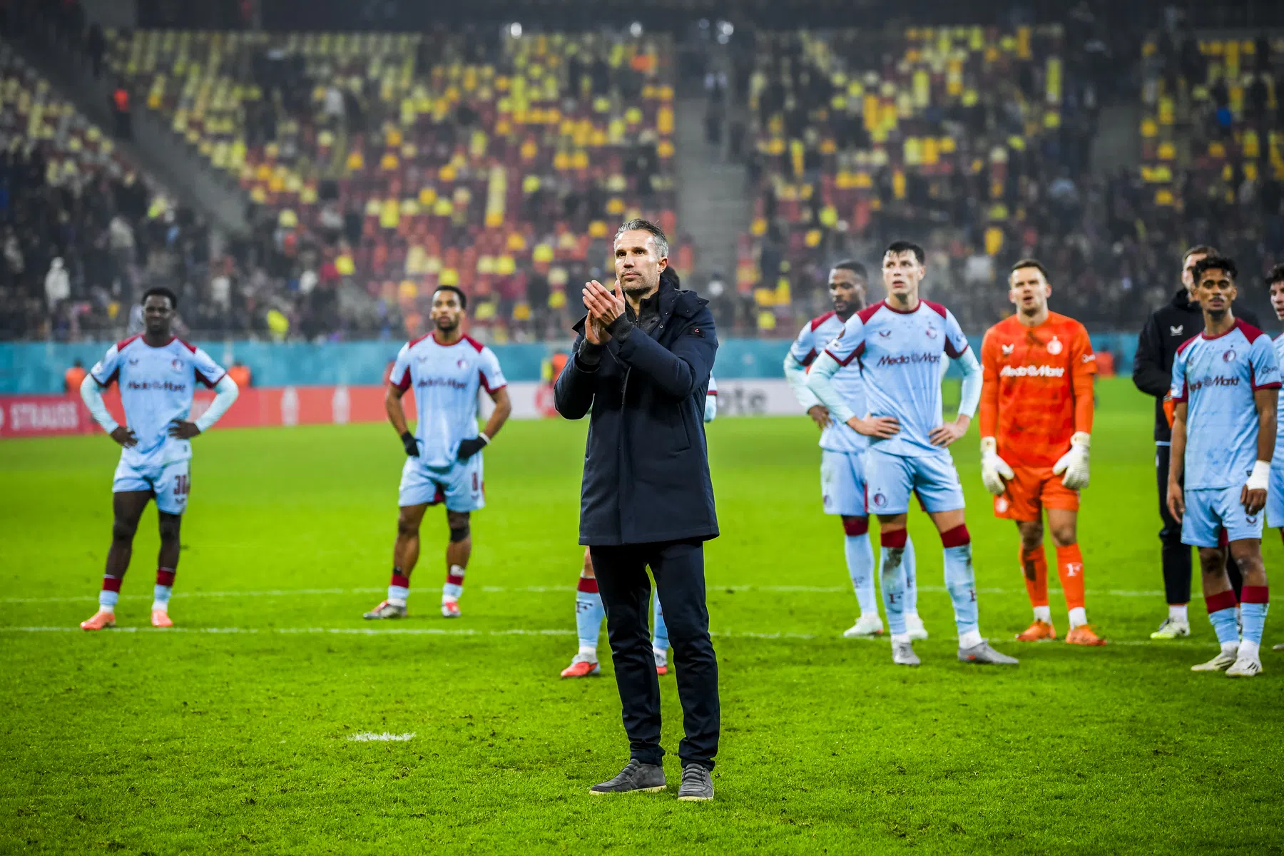 Verbijsterde Van Persie reageert fel op dramatische invalbeurten