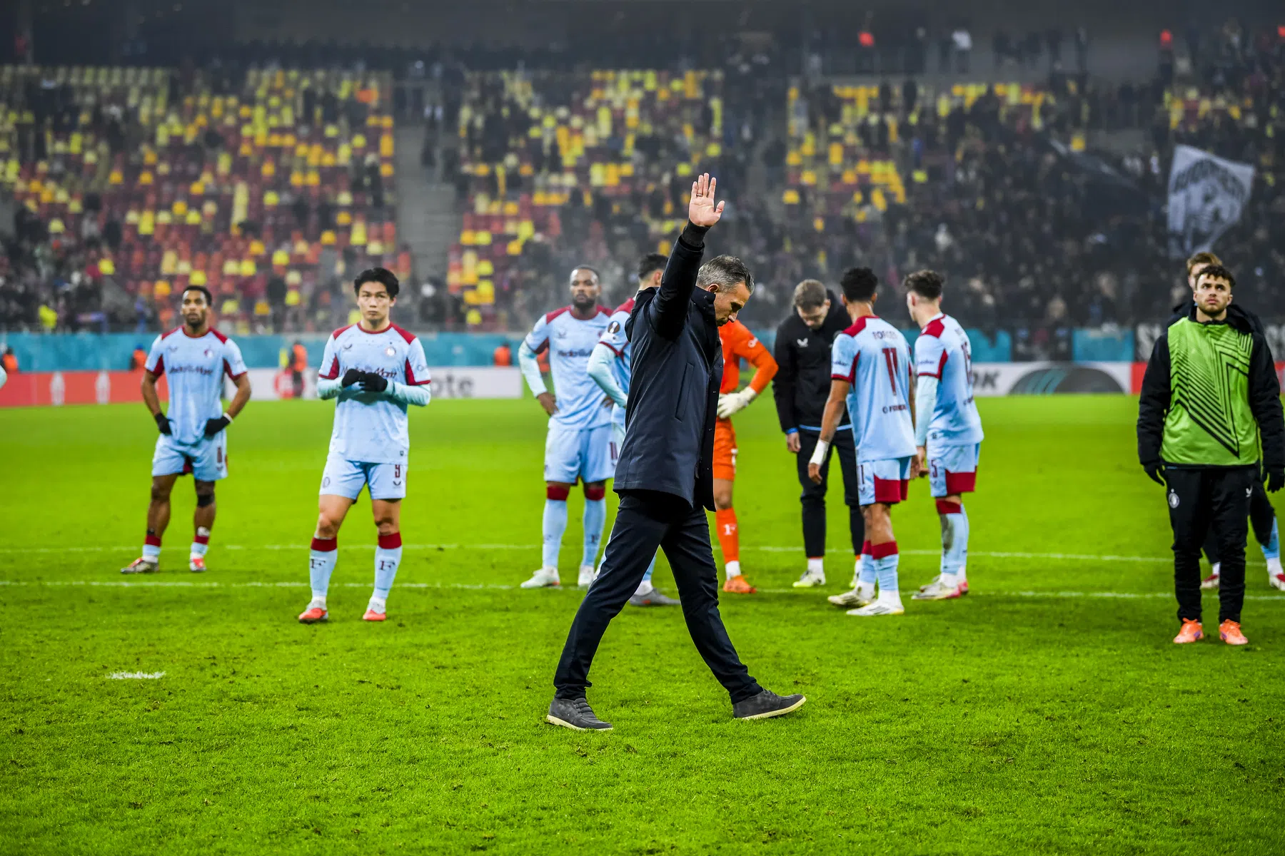 Roemeense pers spreekt van 'totale waanzin': 'Van Persie zat versteend op de bank'