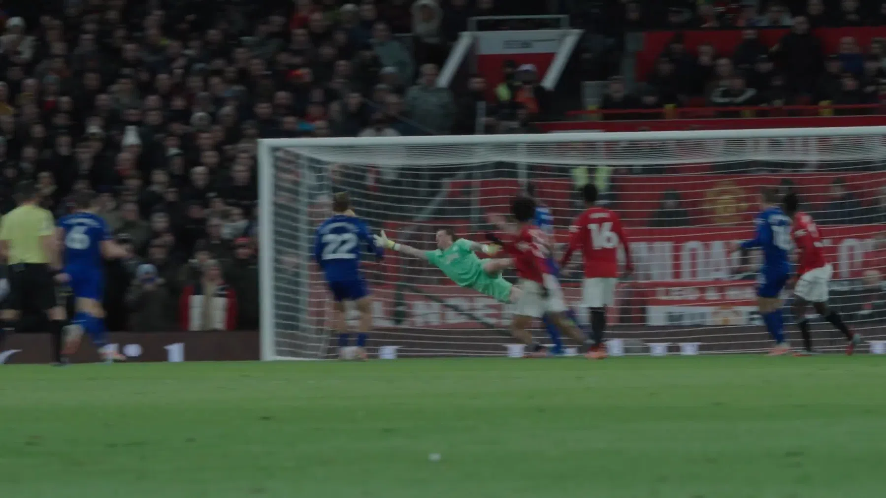 Redding op kopbal Zirkzee levert Pickford opnieuw Save of the Month op