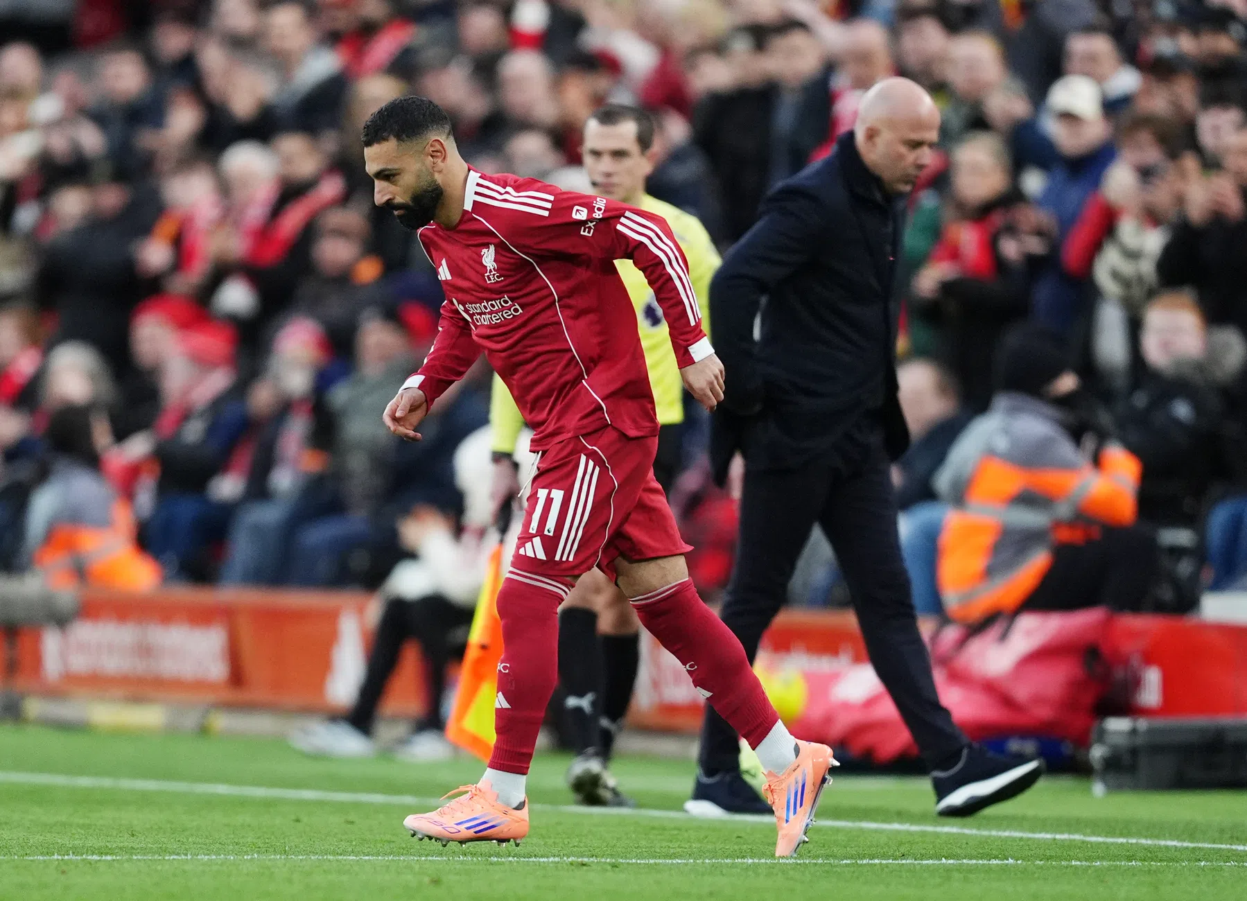 Veelbesproken Salah maakt bij Liverpool na 25 minuten rentree op Anfield