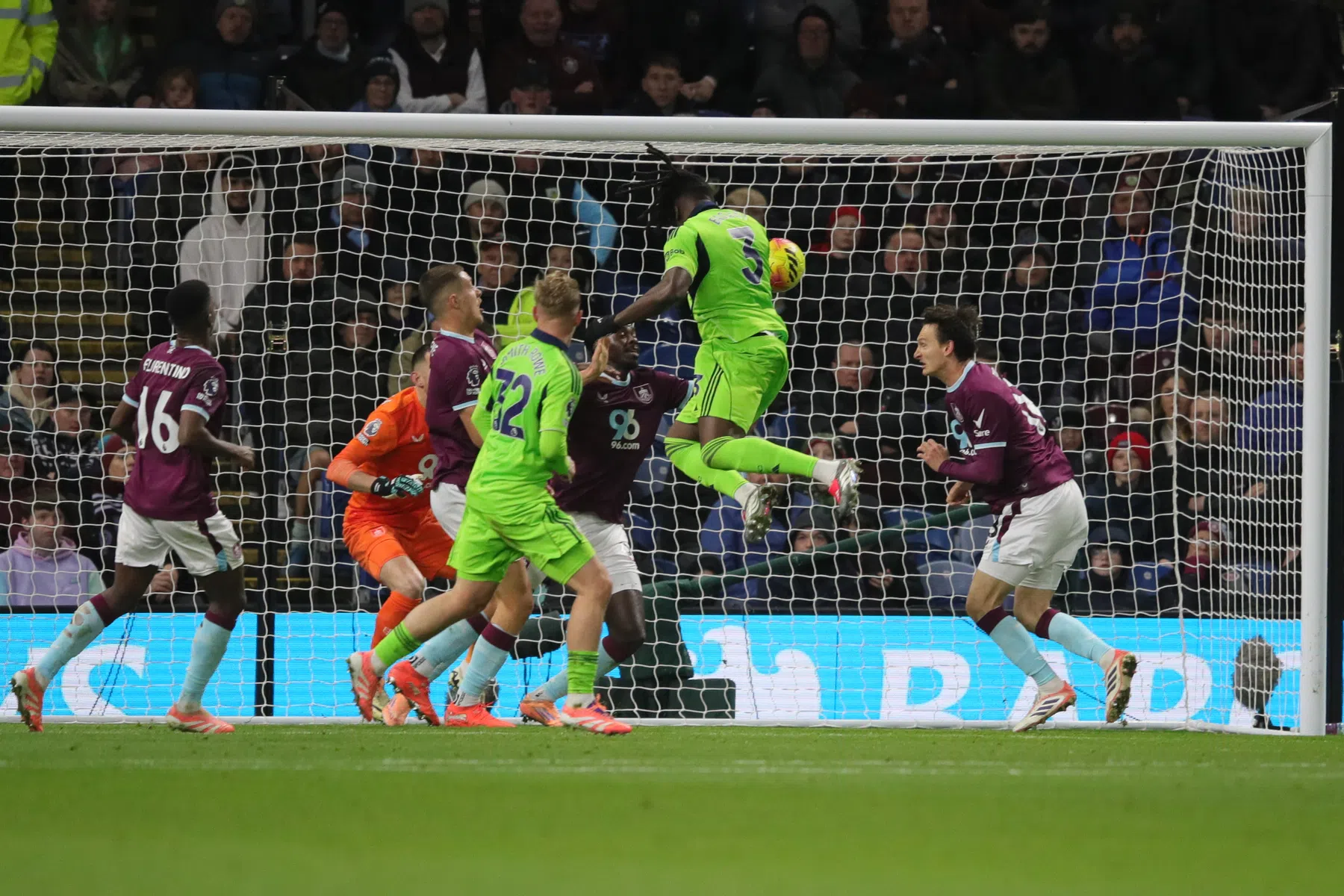 Scorende Bassey belangrijk voor zege Fulham in grote Wilson-show