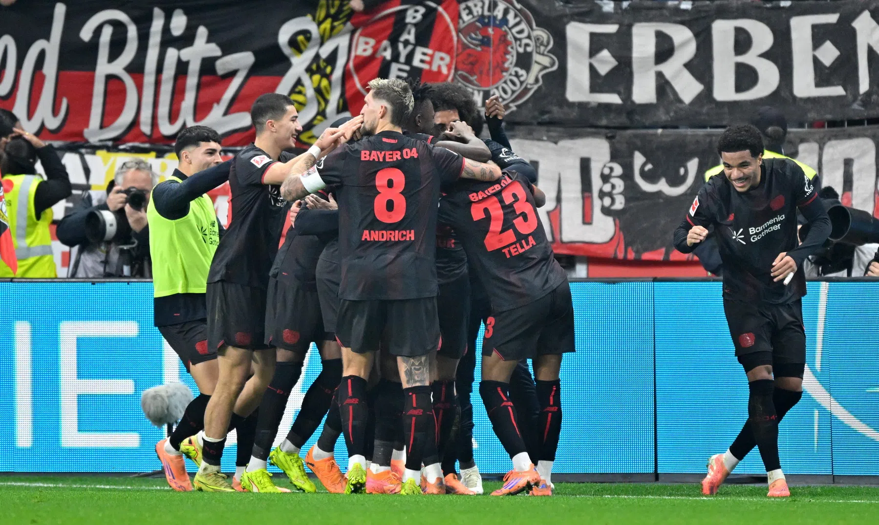 'Van der Vaart-doelpunt' hoogtepunt bij winstpartij Leverkusen