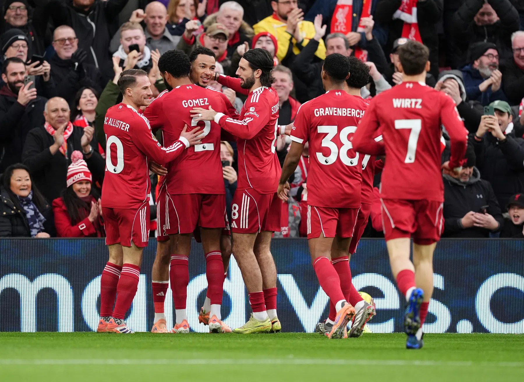 Opluchting voor Slot: recordgoal Liverpool na moeilijke dagen