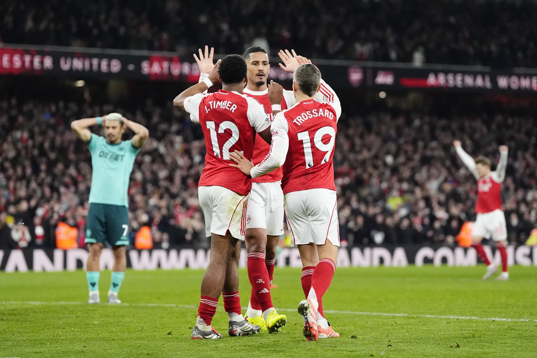Spektakel in Londen: Arsenal ontsnapt in slotfase aan puntenverlies