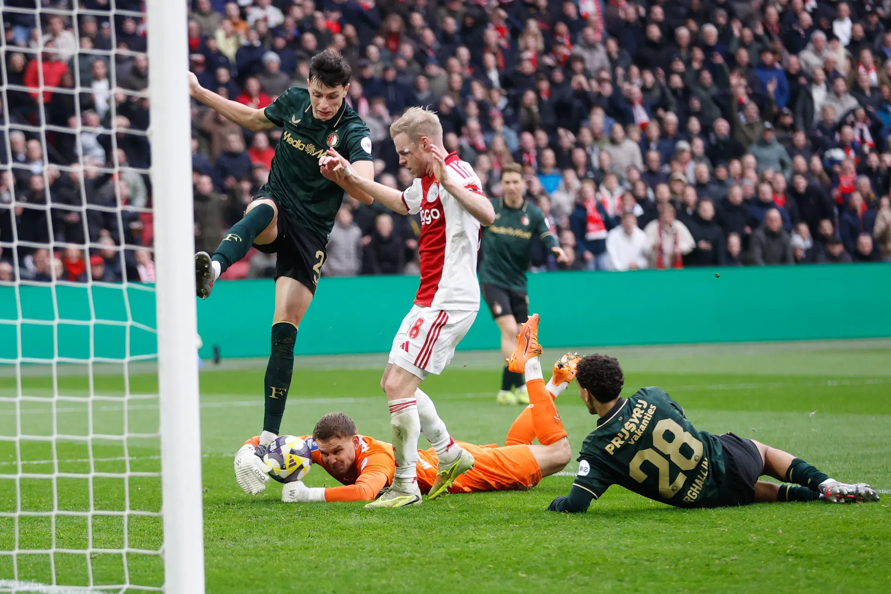 Kritiek op achterhoede Feyenoord: 'Ze hebben niet eens contact met elkaar'