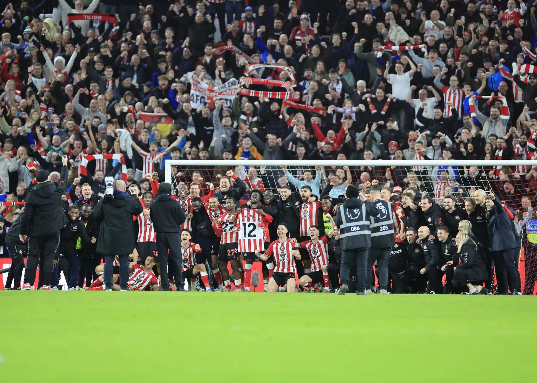 Sunderland draait de rollen om en kopieert groepsfoto van Newcastle