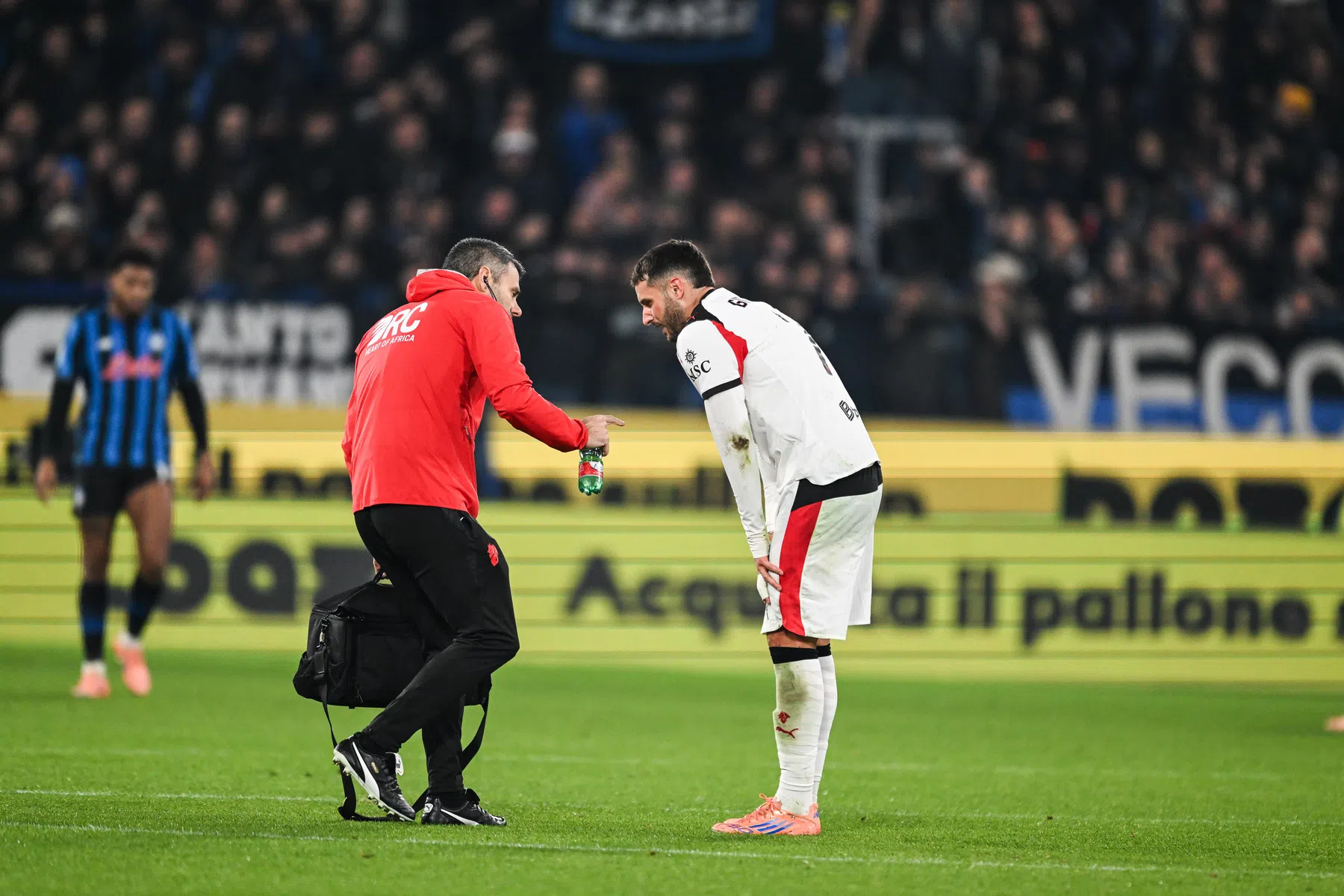 'Milan-spits Gimenez twijfelt na consult in Nederland over operatie'