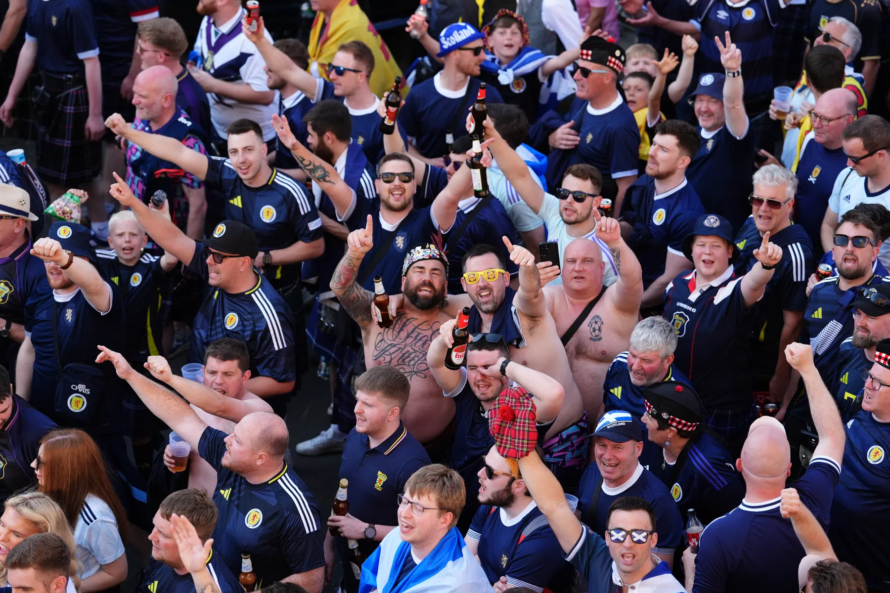 Schotse bondscoach roept fans op: 'Steek je niet té diep in de schulden'