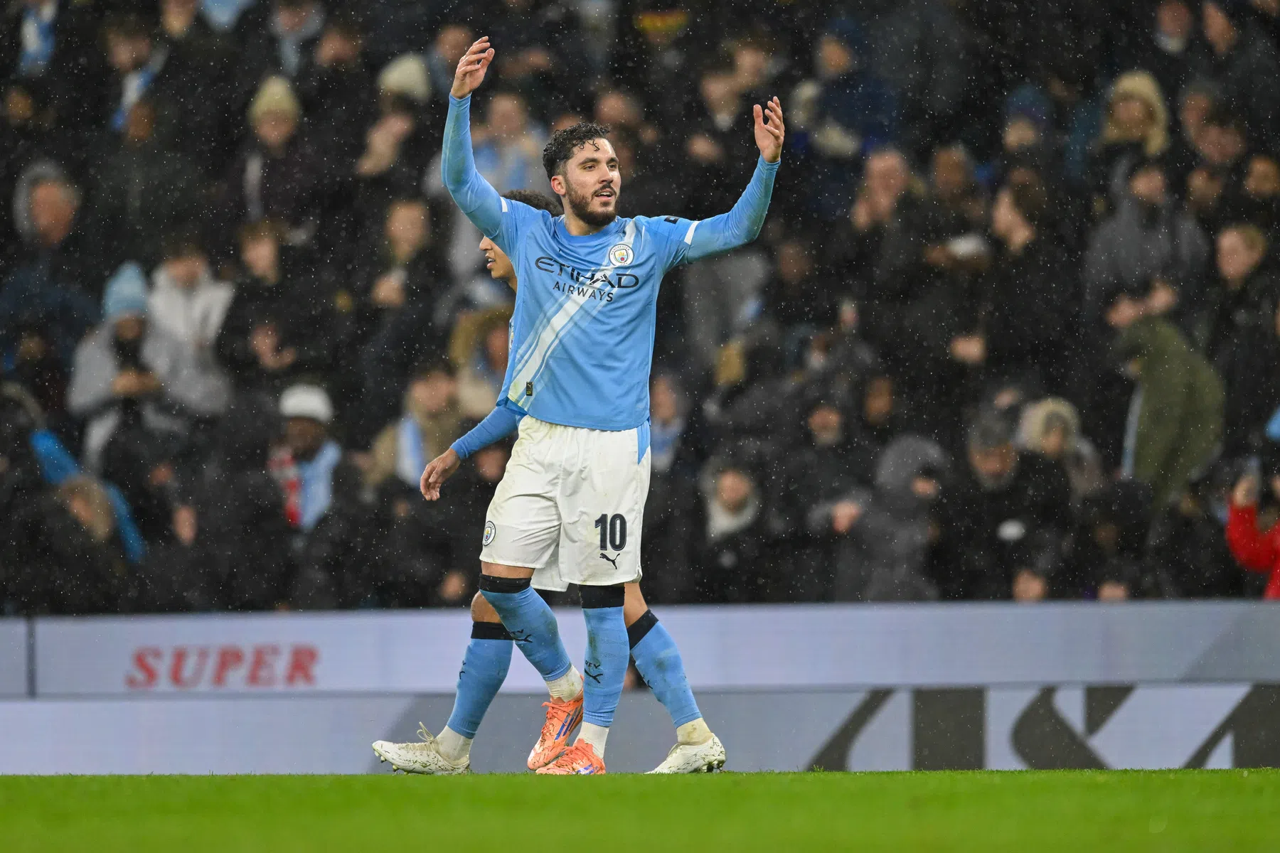 Man City mede door fraaie treffer Cherki naar halve finale League Cup