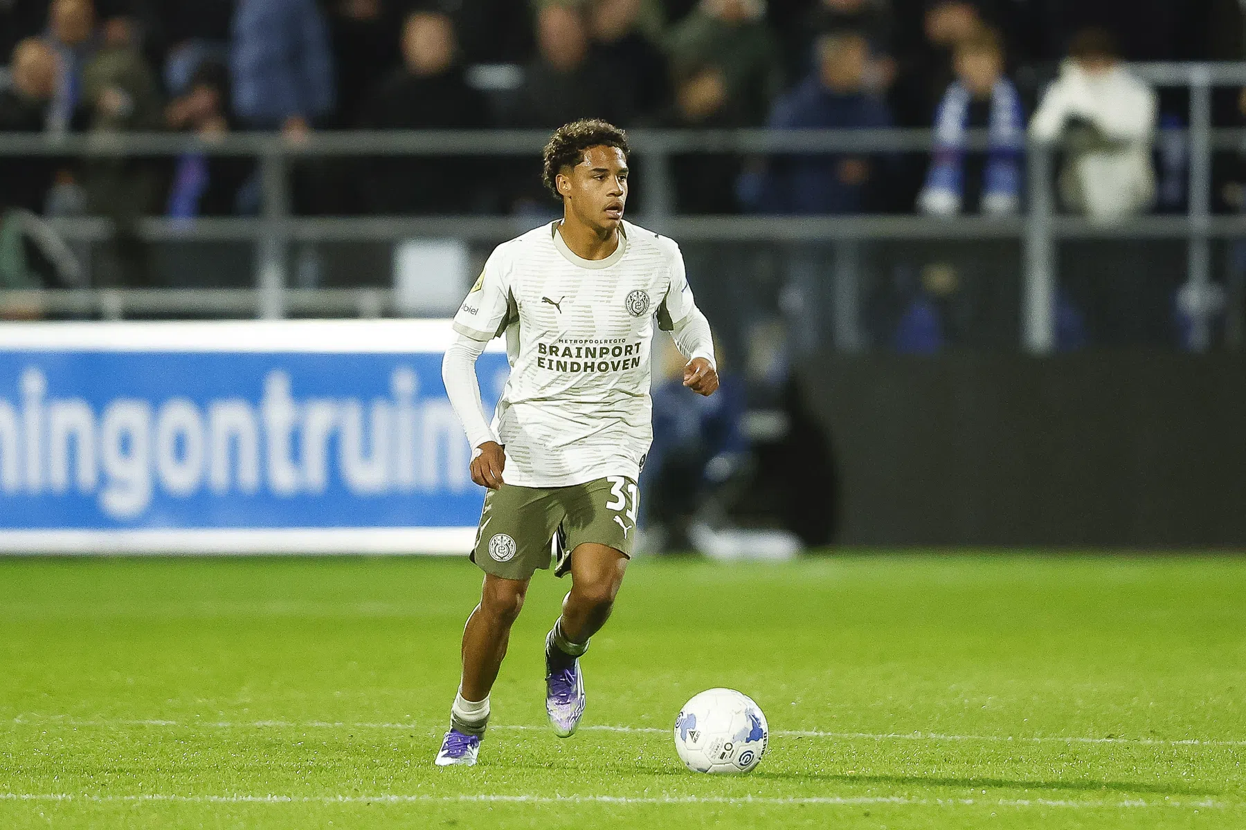 PSV-diamant Noah Fernandez (17) is nu 'volledig een eerste elftalspeler'