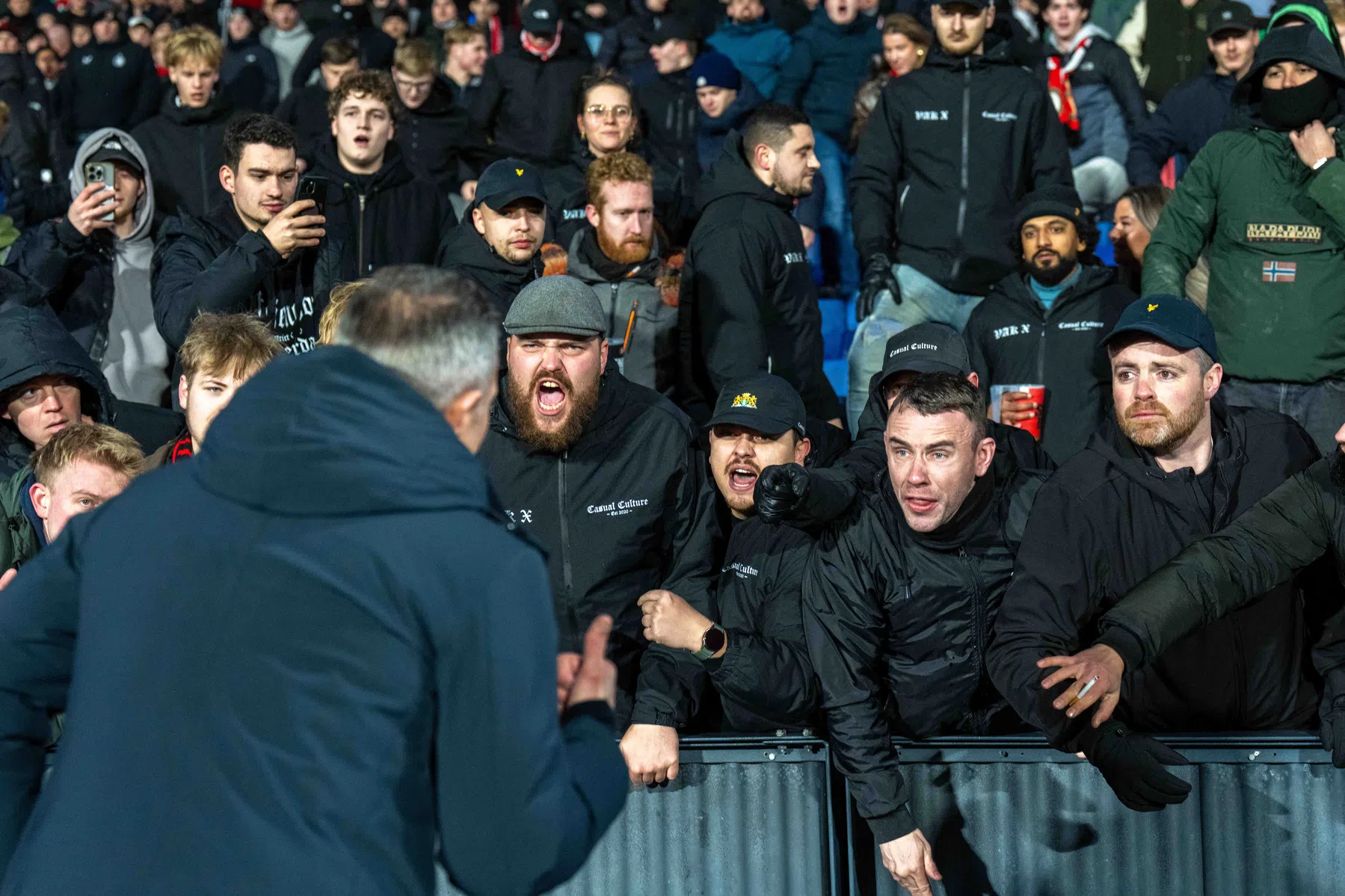 Van Persie en Bijlow in gesprek met woedende supporters
