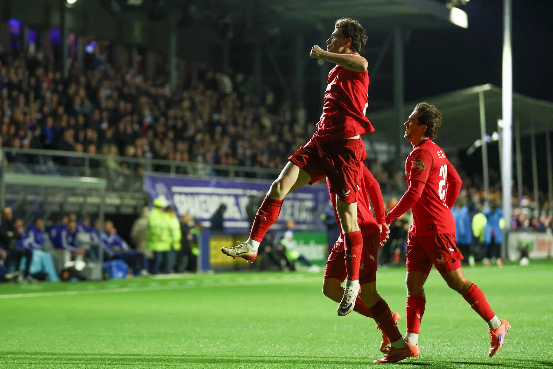 Twente bekert verder ondanks drie tegentreffers bij Spakenburg
