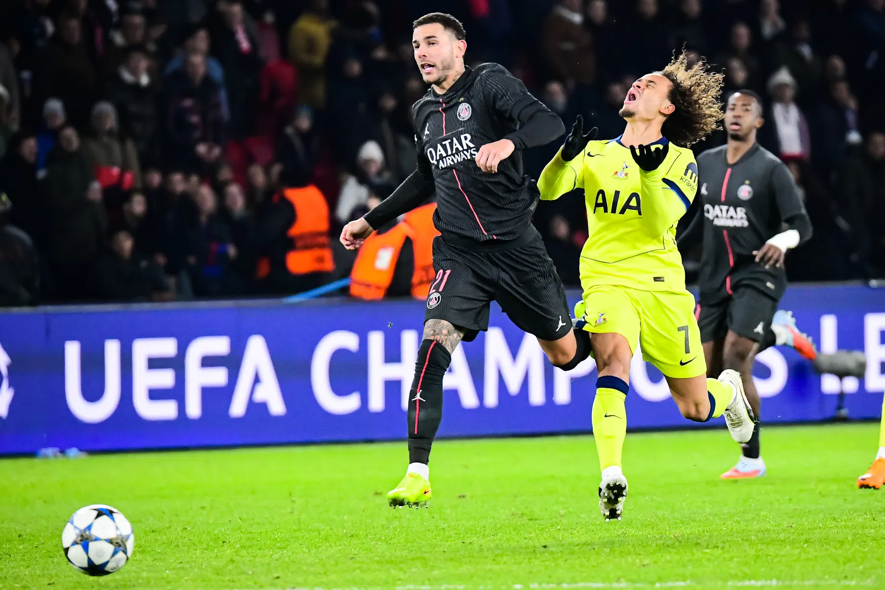 Hernández wordt gespaard na elleboog aan Xavi Simons