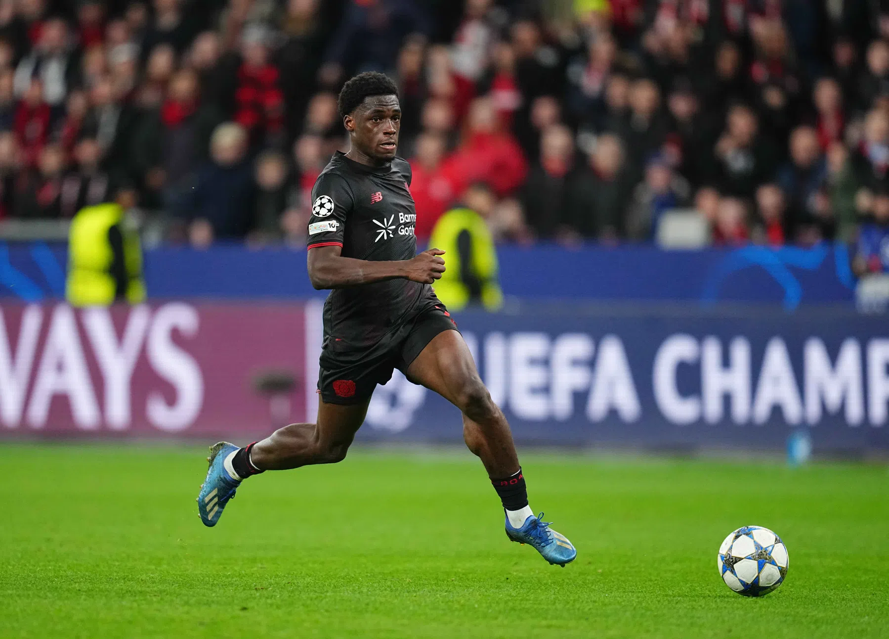 Blessure houdt Poku aan de kant in topper tegen Leipzig