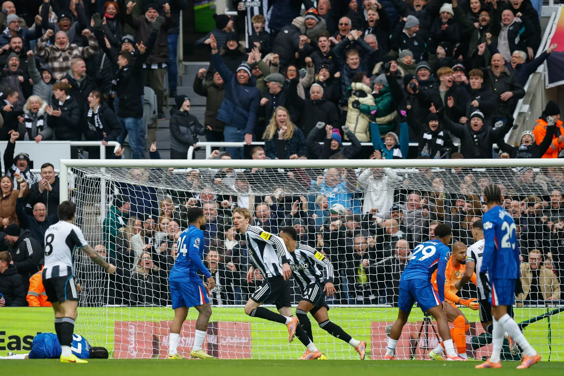 Dubbelslag Woltemade niet genoeg voor Newcastle: Chelsea ontsnapt aan nederlaag