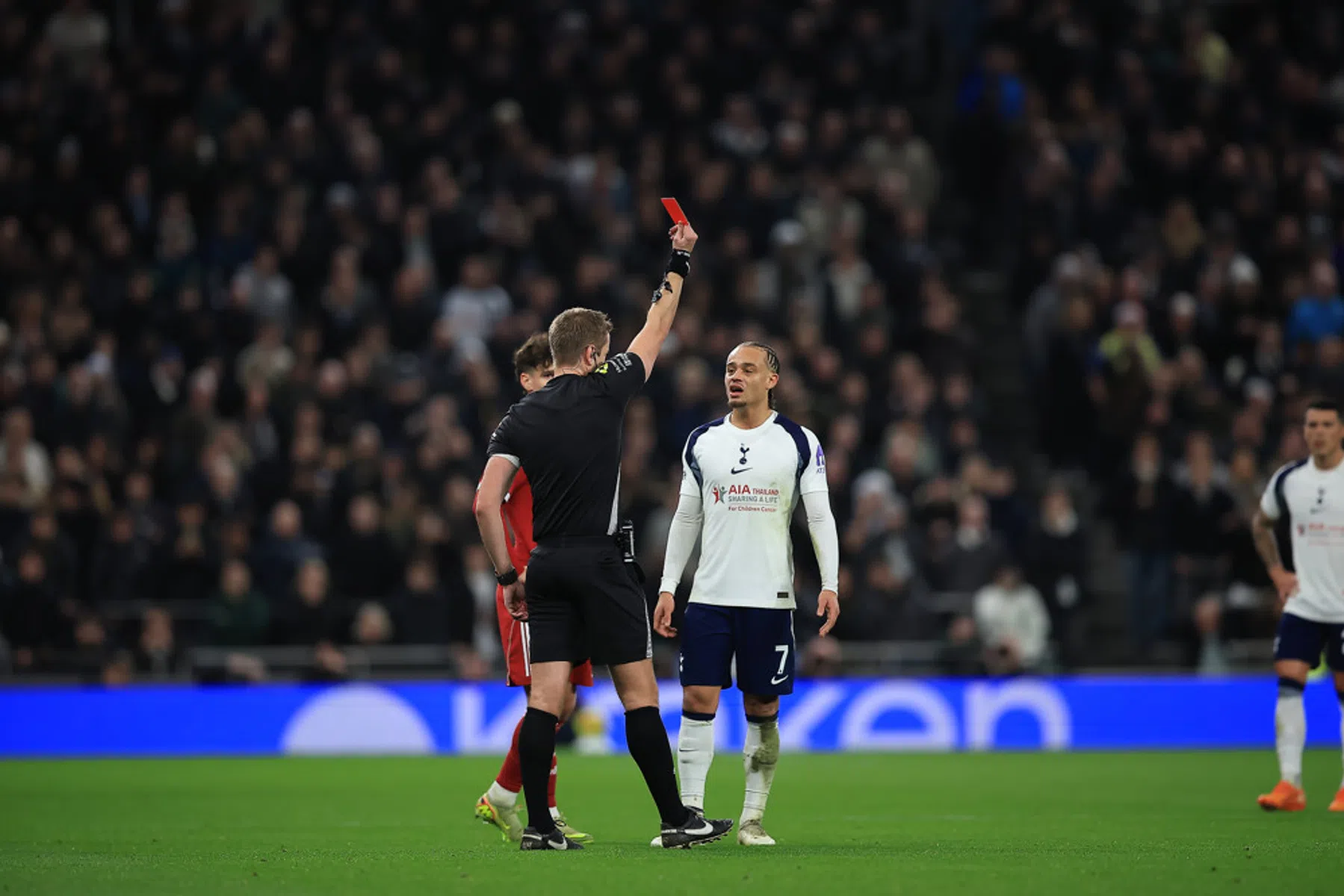 Xavi Simons met rood van het veld na harde tackle op Van Dijk