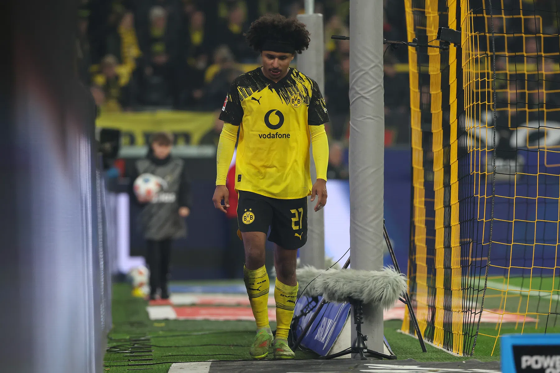 Adeyemi wil meteen douchen na wissel en krijgt boete: 'Dat hoort niet'