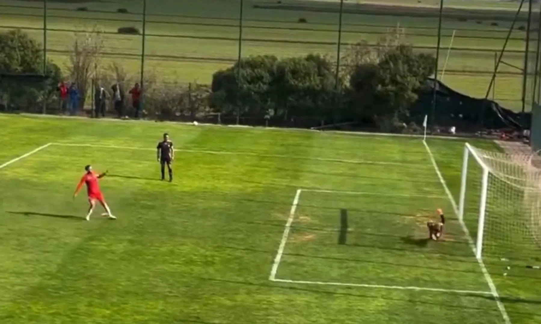 Scoren op bijveldje in plaats van Afrika Cup: officieus debuut Ziyech