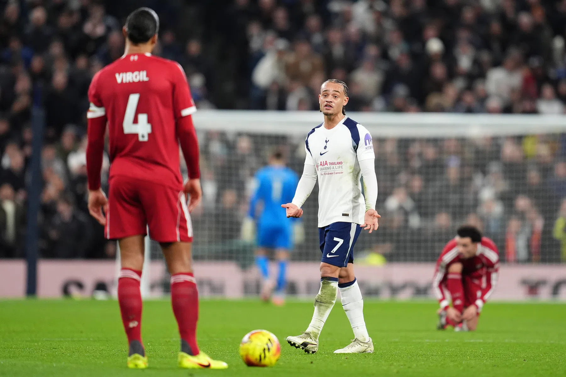Simons zegt sorry na harde charge op Van Dijk: 'Mijn aanvoerder'
