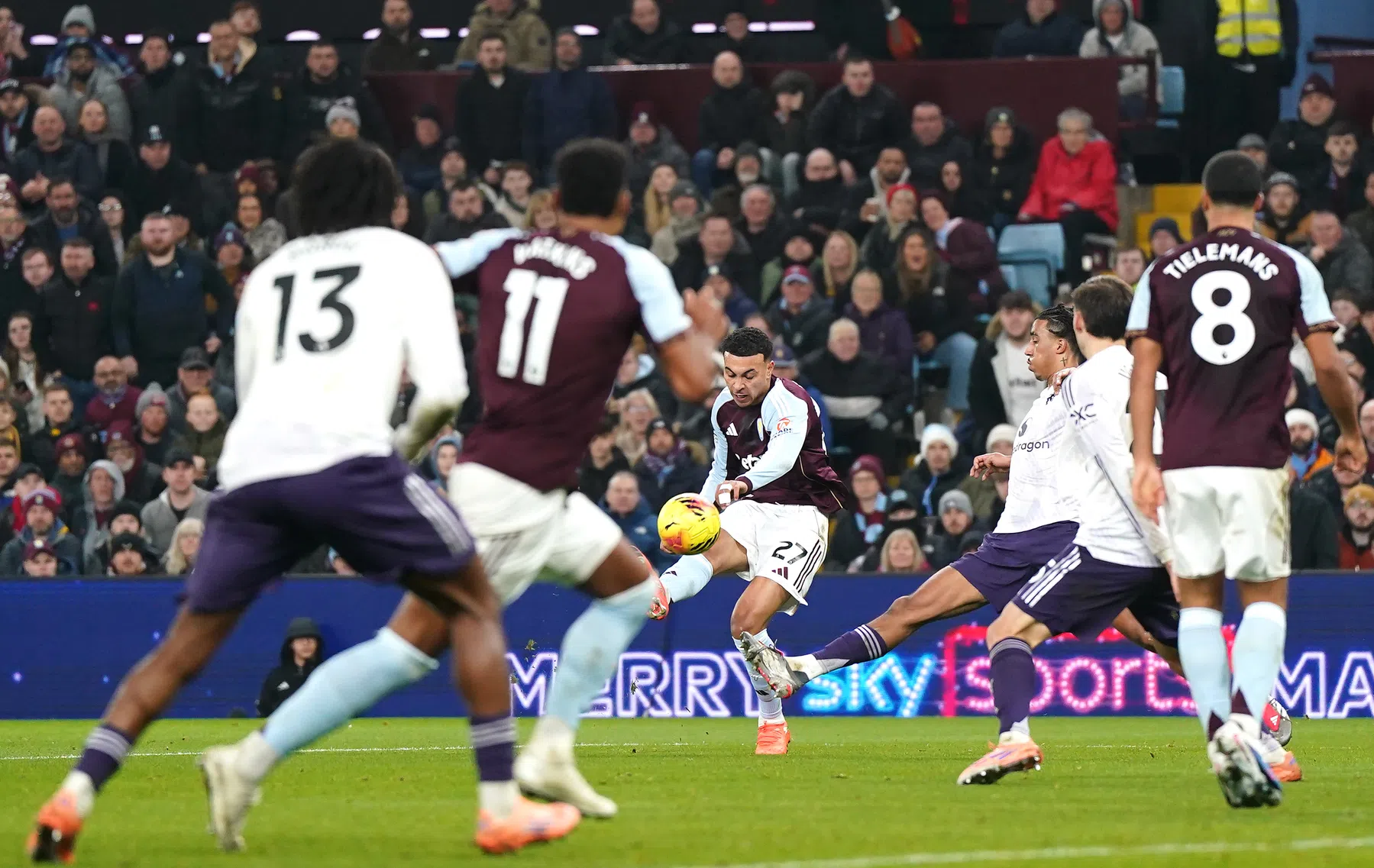 Schitterende goals Rogers doen Man United de das om: Villa haakt aan bij koplopers