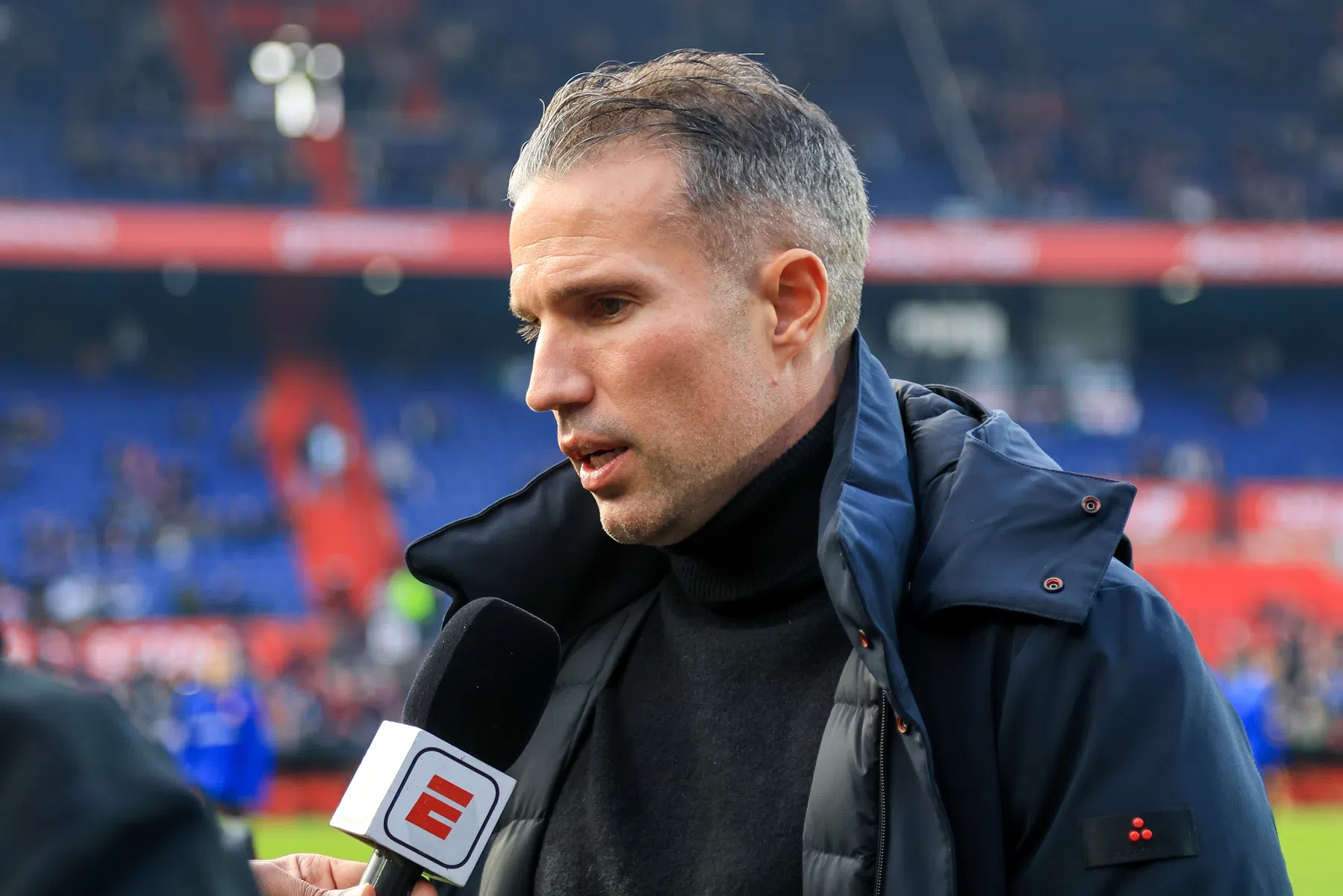 Van Persie verklaart keuze op linksback en waarom Timber geen aanvoerder is