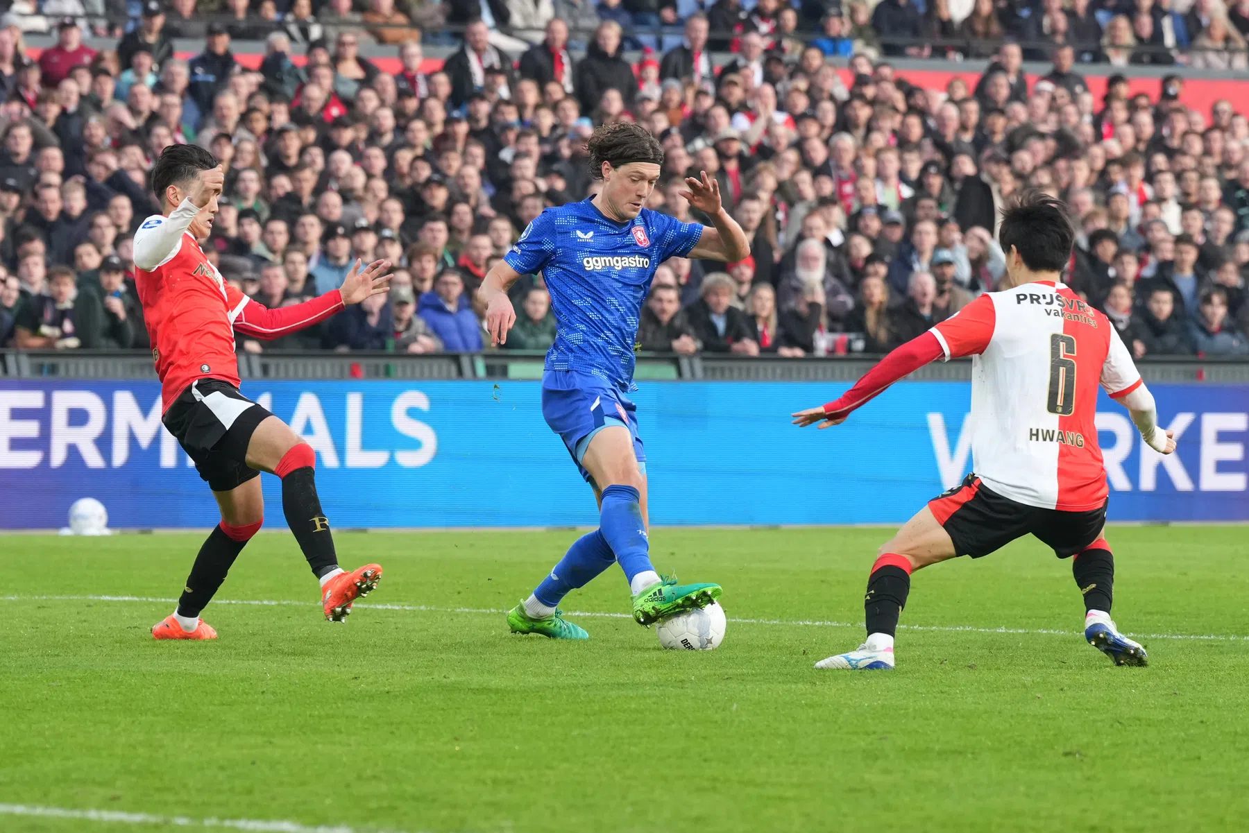 Druk neemt toe op Van Persie na uiterst moeizame wedstrijd tegen Twente